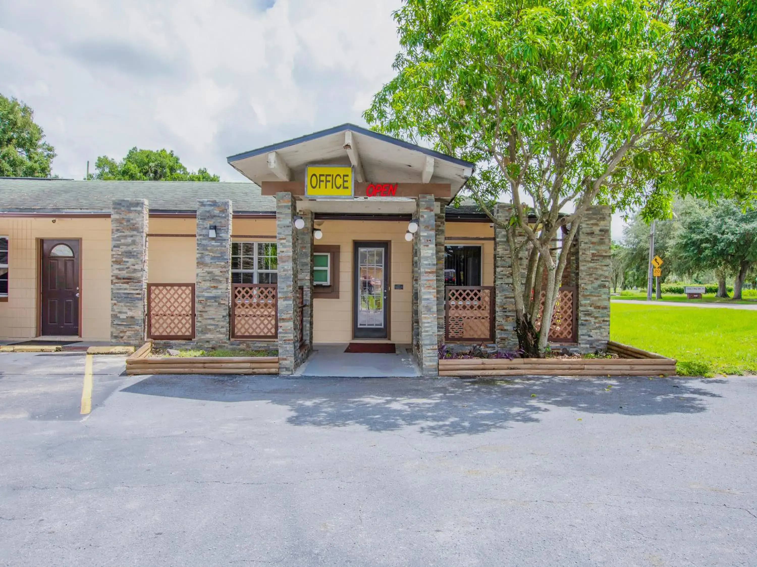 Facade/entrance in OYO Superior Budget Inn Bartow