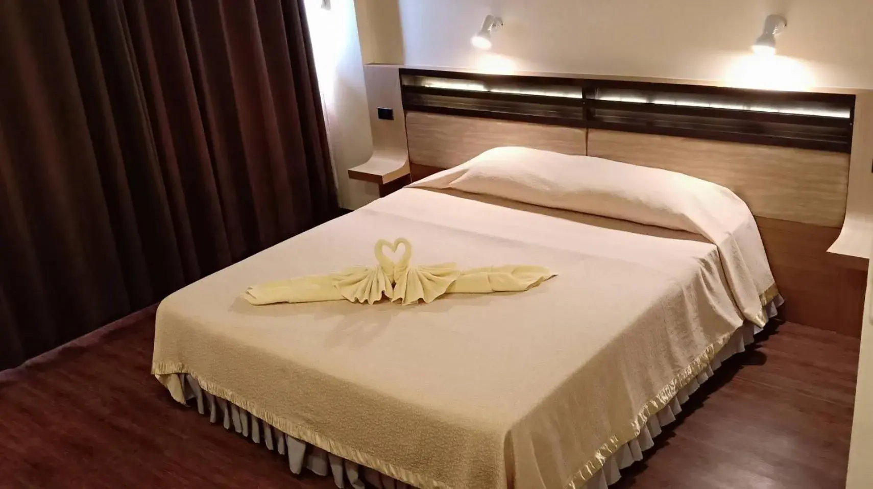 Photo of the whole room, Bed in Nan Chao Hotel
