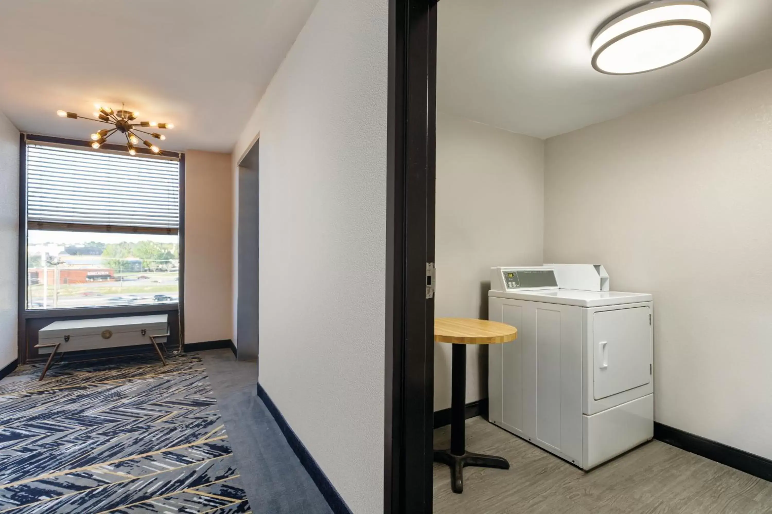 laundry, TV/Entertainment Center in La Quinta Inn & Suites by Wyndham Dothan