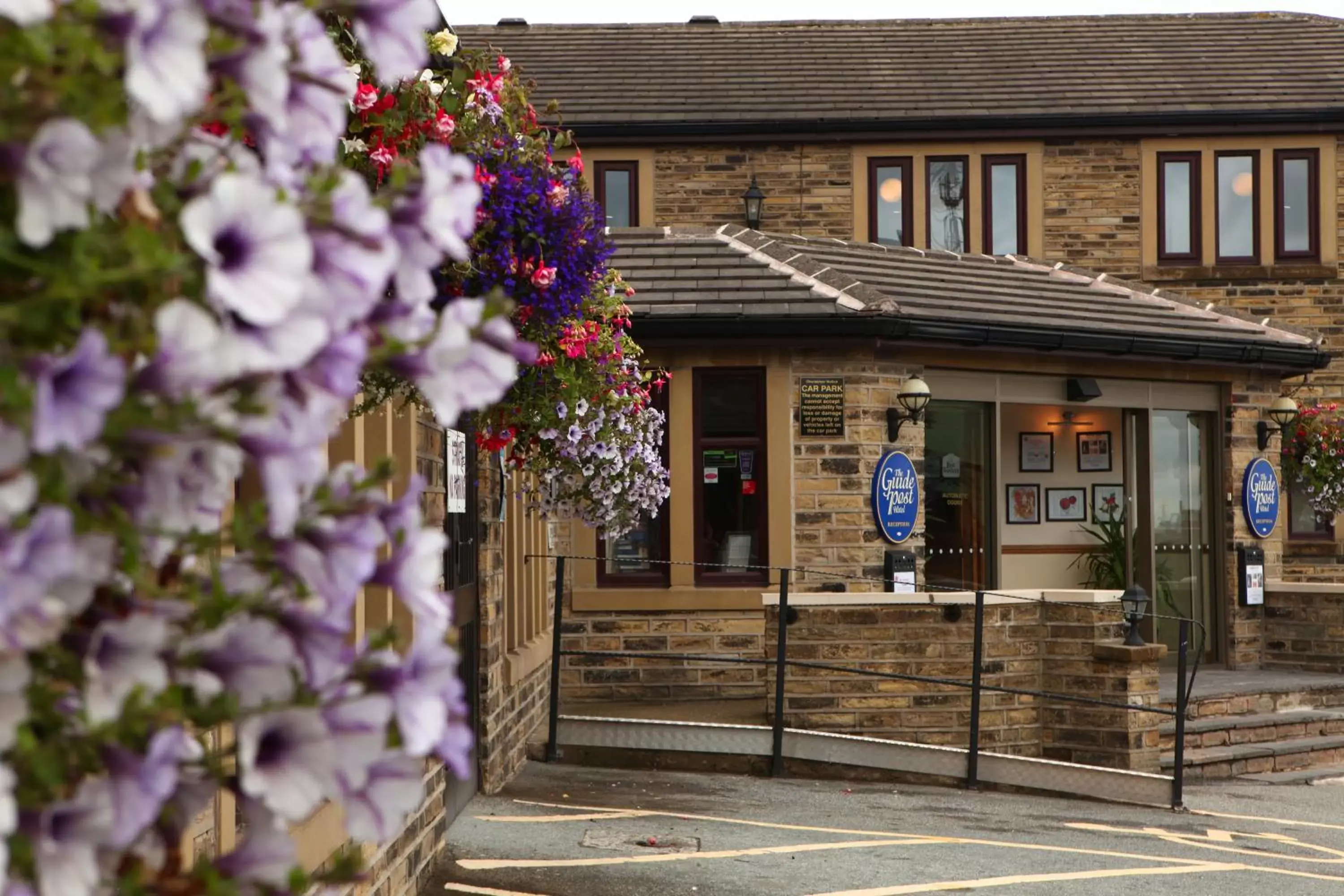 Facade/entrance, Property Building in Best Western Bradford Guide Post Hotel