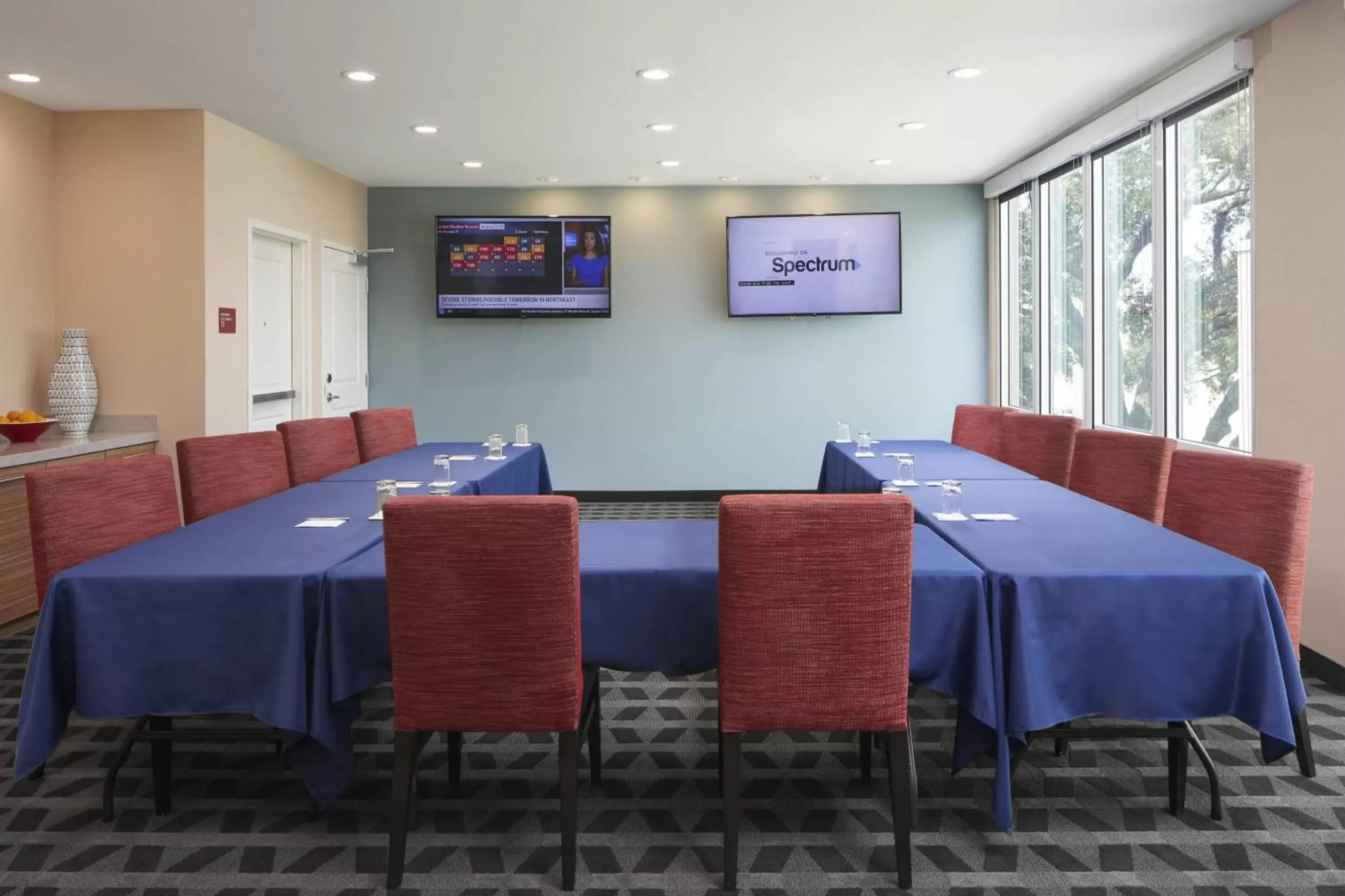 Meeting/conference room, Restaurant/Places to Eat in TownePlace Suites by Marriott Tampa South