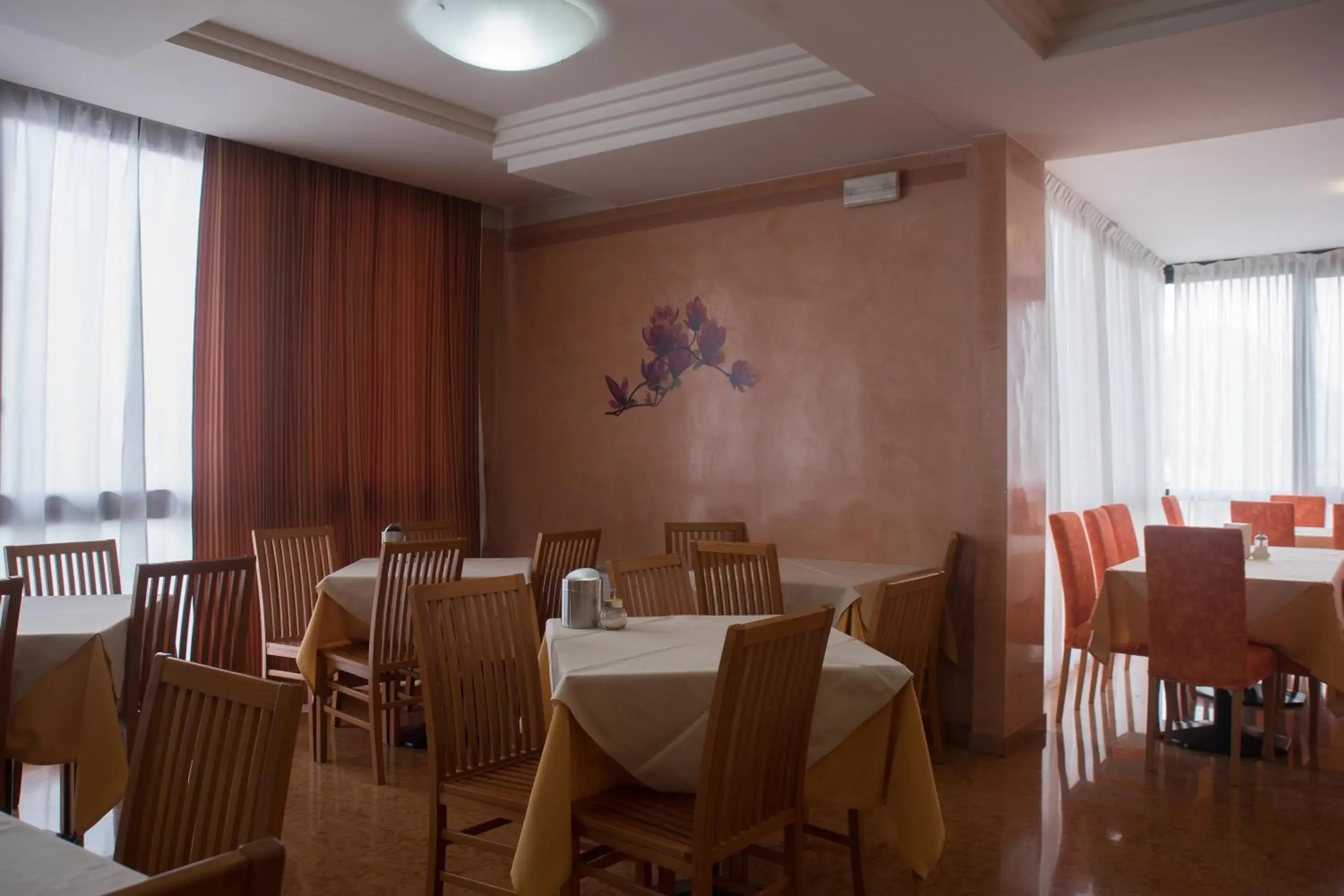 Coffee/tea facilities, Restaurant/Places to Eat in Hotel Garda