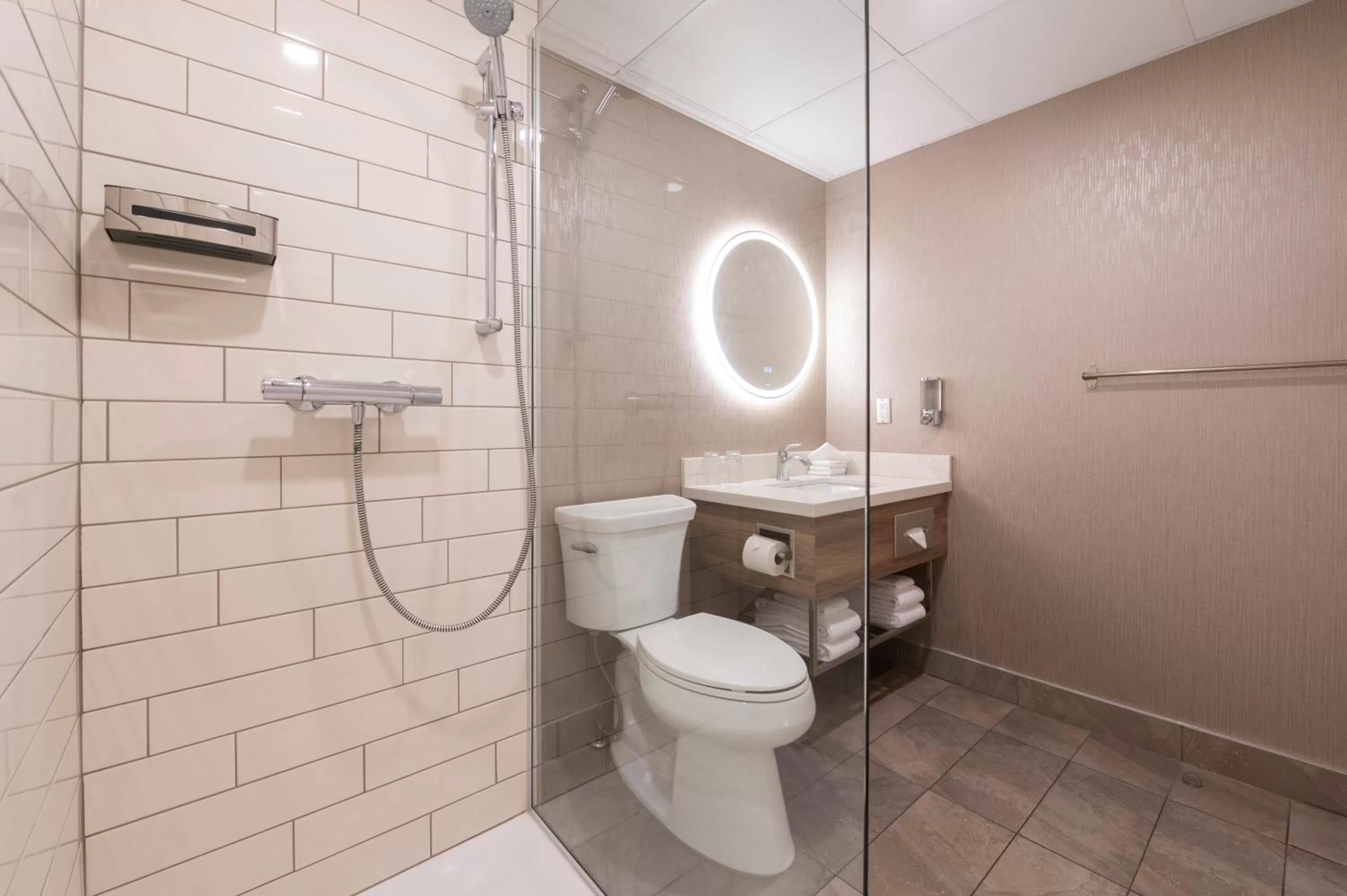 Shower in Hôtel & Suites Le Dauphin Québec