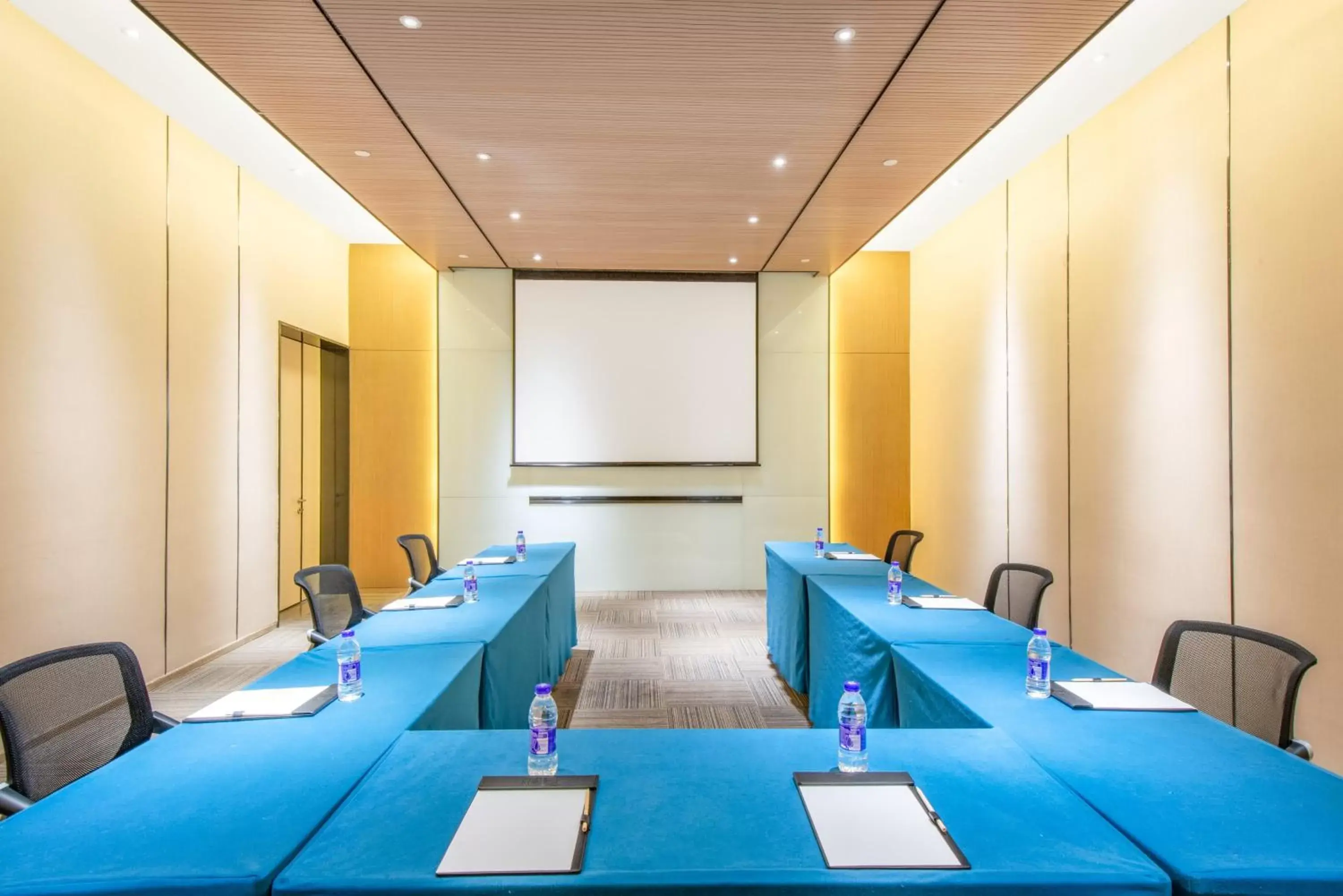 Meeting/conference room in Holiday Inn Express Hangzhou East Station, an IHG Hotel