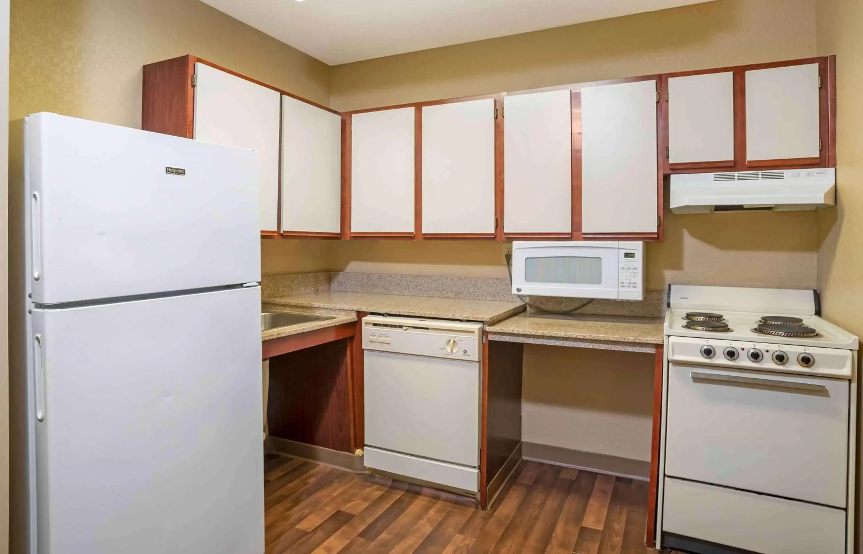 Bedroom, Kitchen/Kitchenette in Extended Stay America Select Suites - Columbia - Gateway Drive