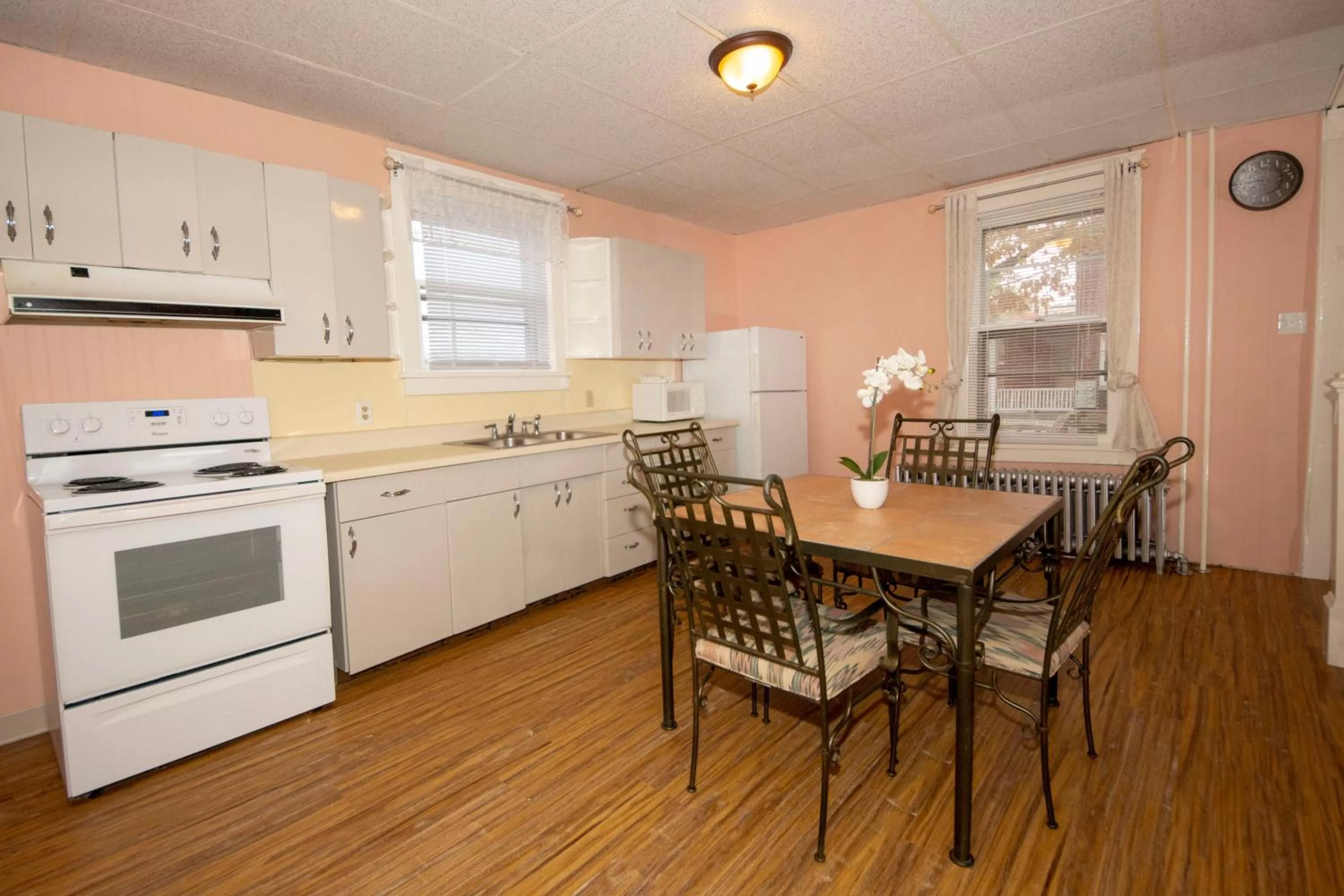 Kitchen or kitchenette in Simmons Motel and Suites