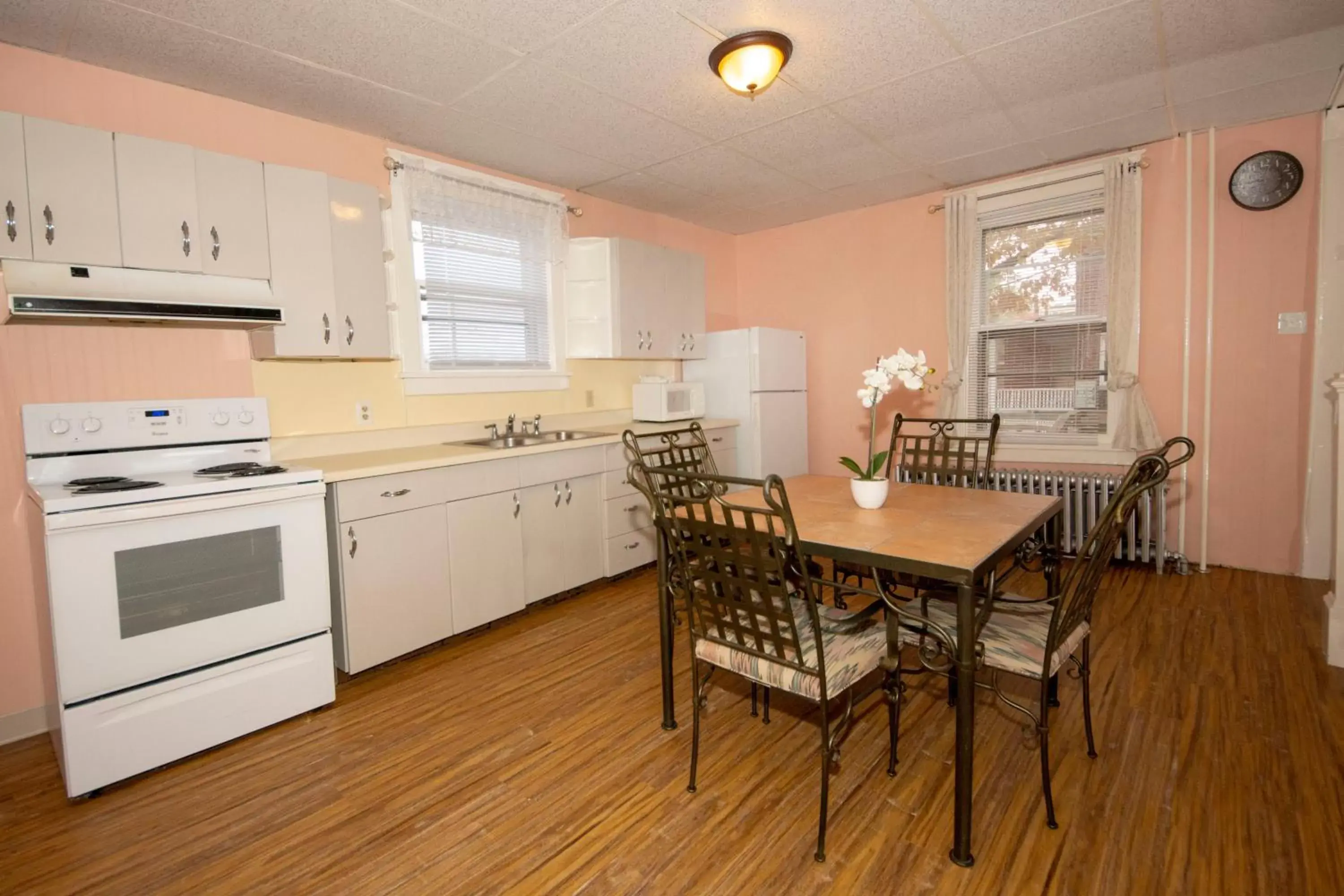 Kitchen/Kitchenette in Simmons Motel and Suites