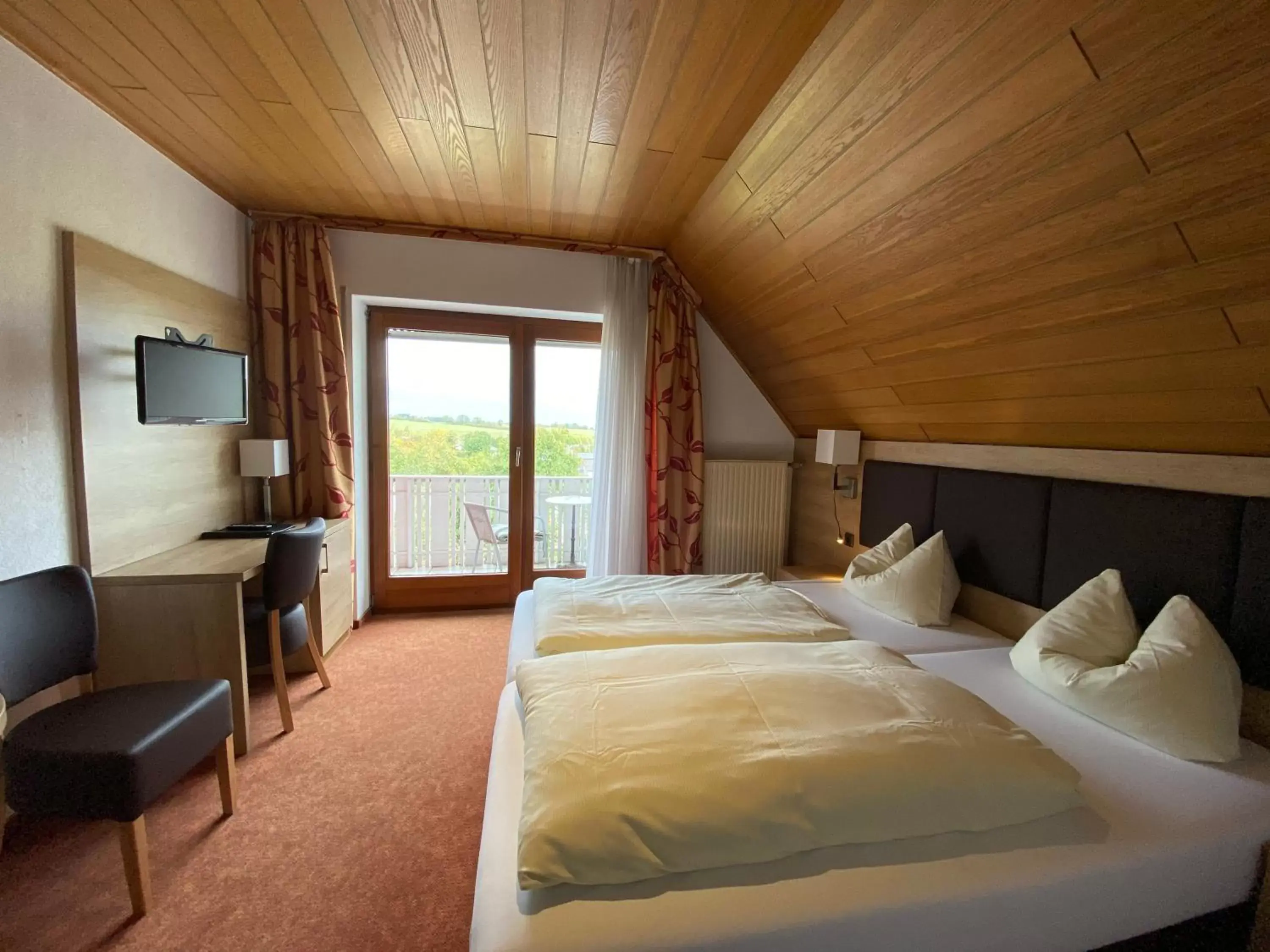 Economy Double Room in Hotel Herbstein Economy Double Room in Hotel Herbstein