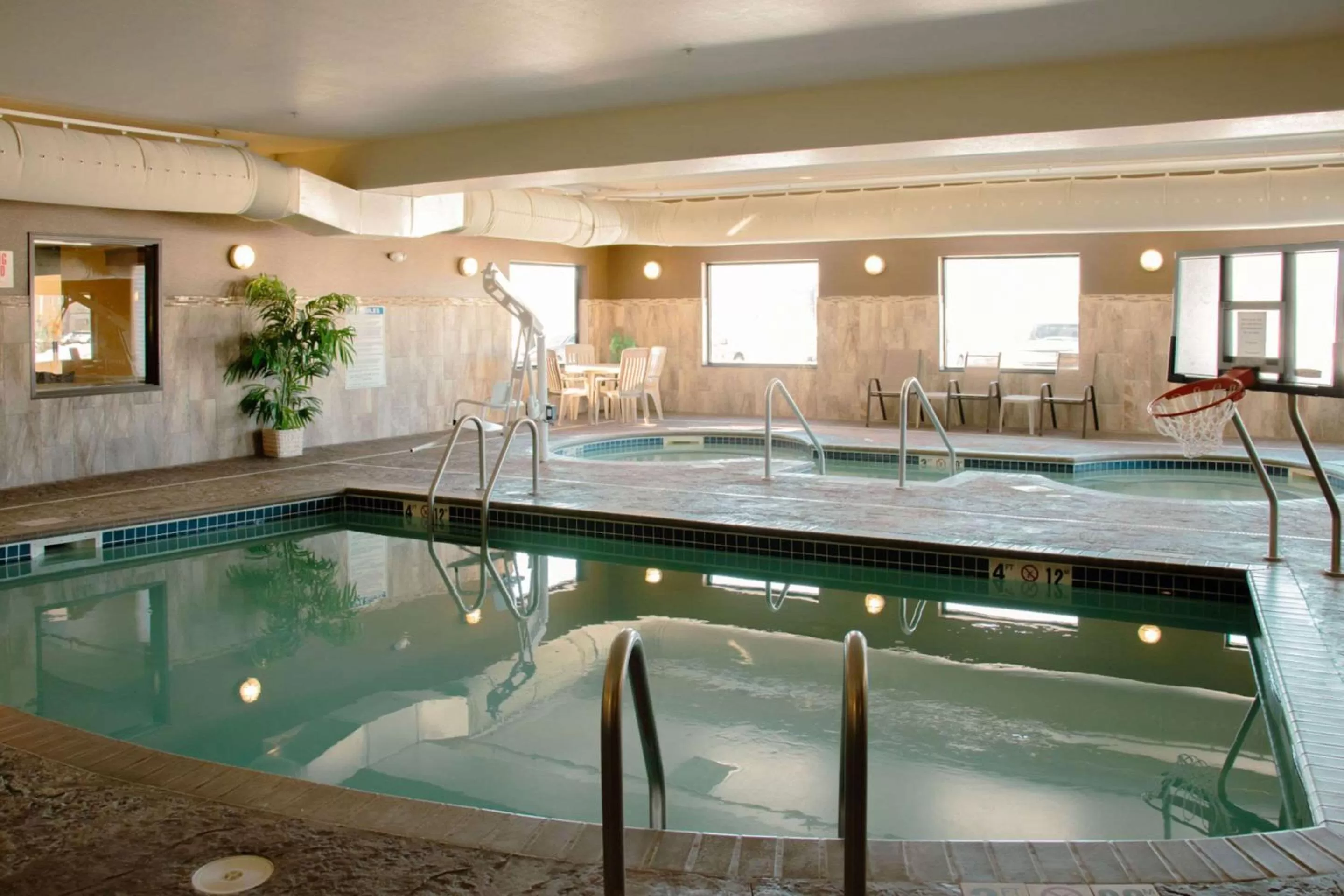 Swimming pool in Expressway Suites of Grand Forks