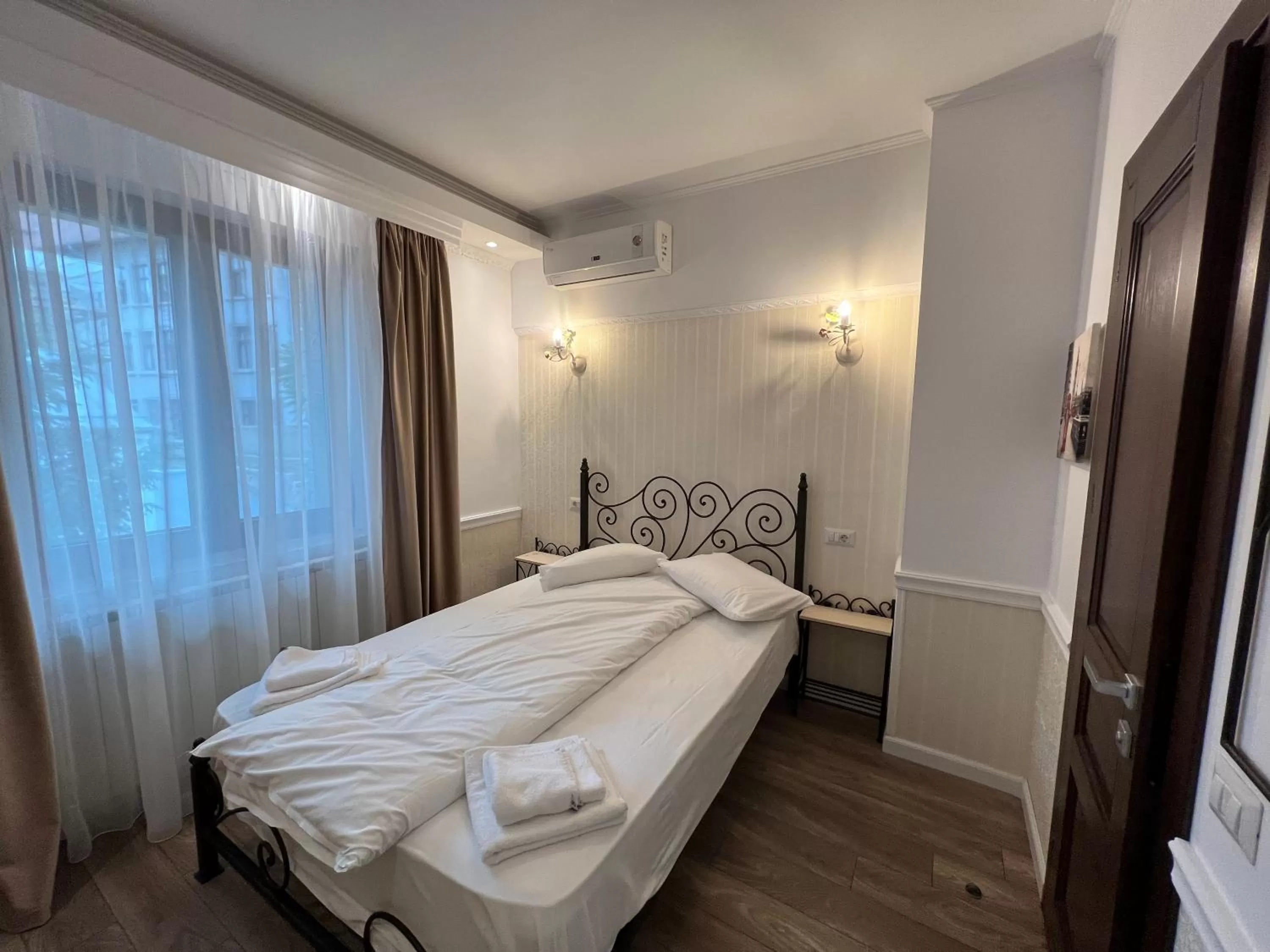 Bed in Hotel Boutique Cathedral Plaza Residences room for rent downtown