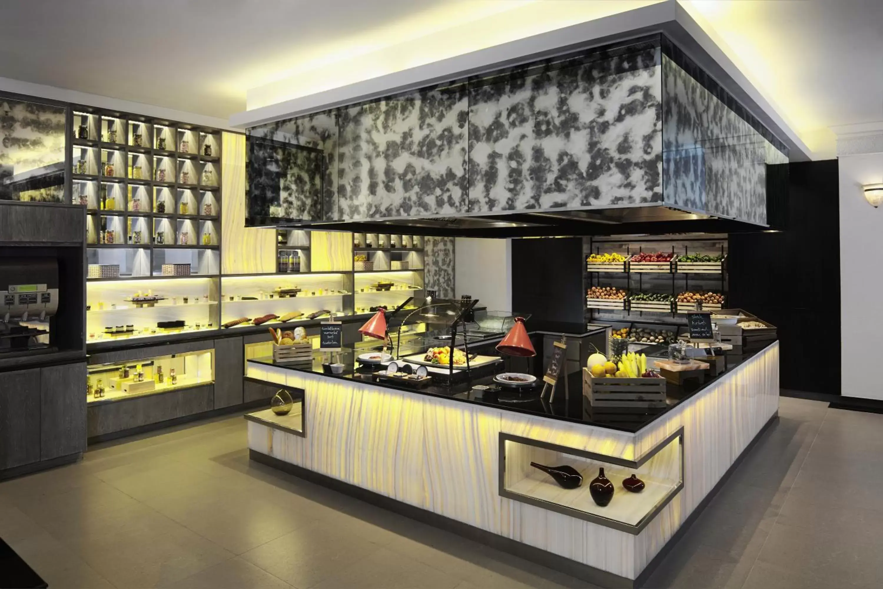 Restaurant/places to eat, Kitchen/Kitchenette in Grand Mercure Bangkok Atrium