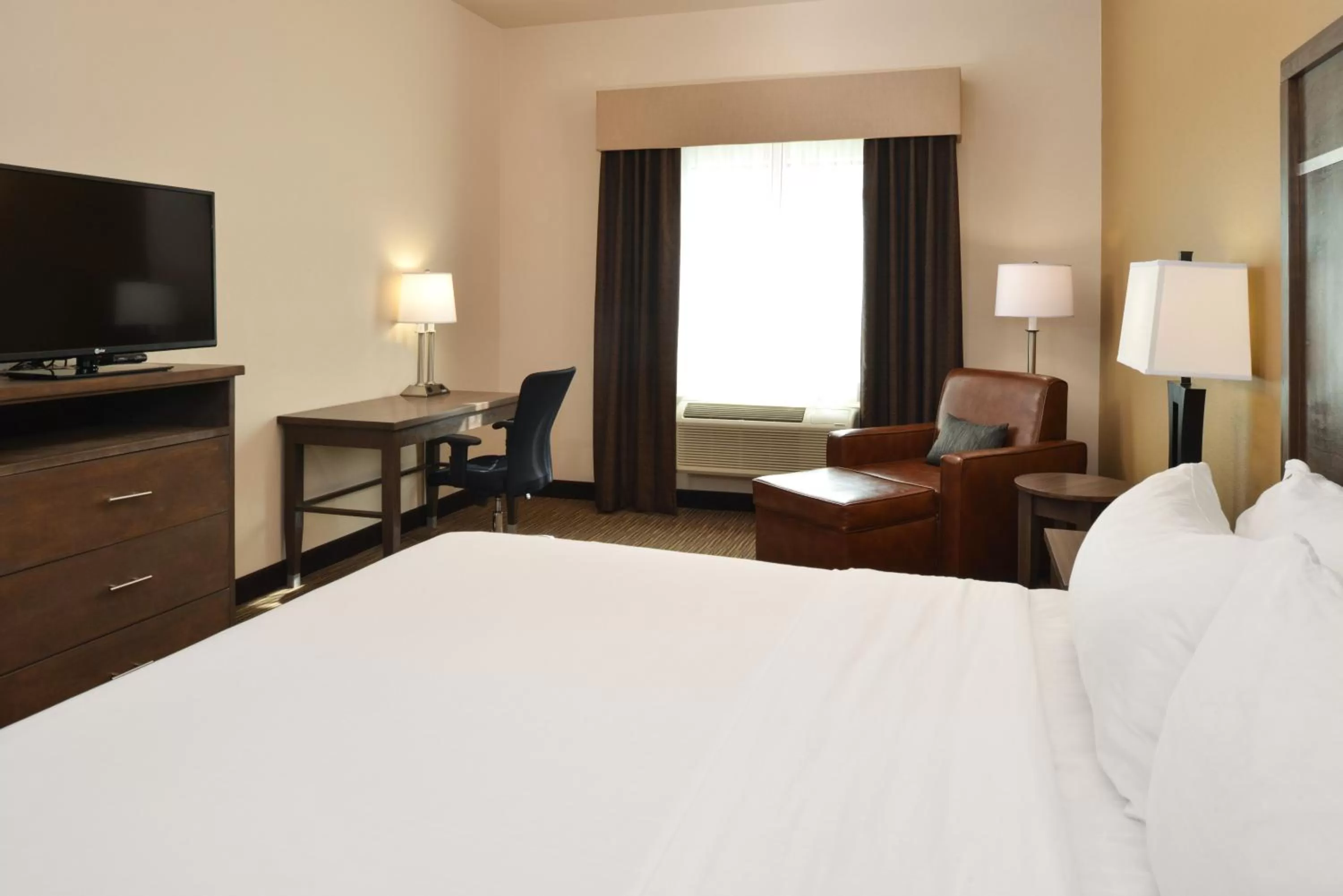 Photo of the whole room, Bed in Holiday Inn Express & Suites Globe by IHG