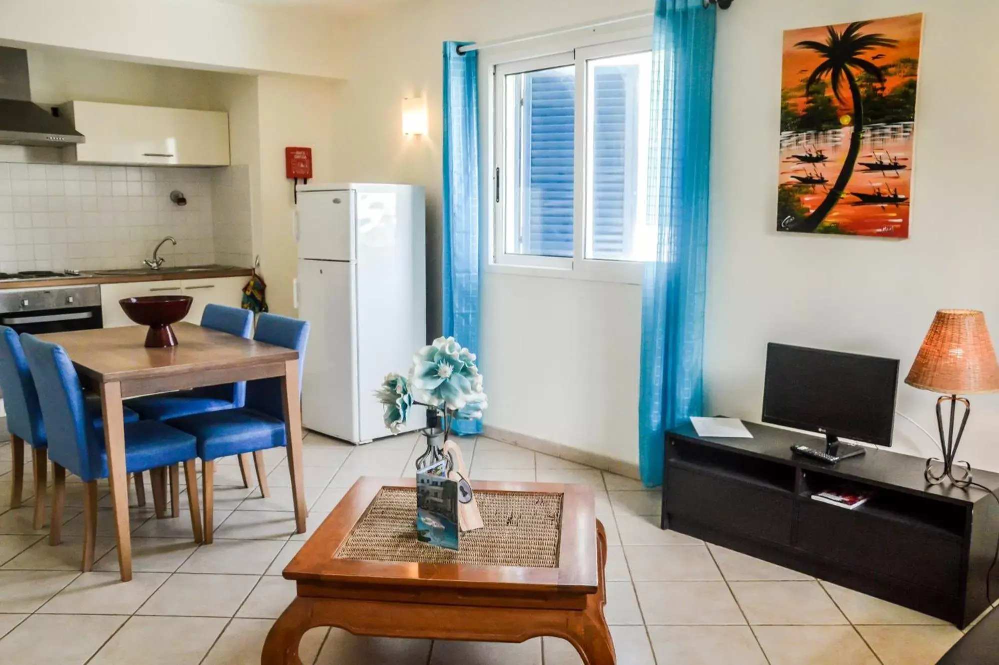 Communal lounge/ TV room, TV/Entertainment Center in Leme Bedje Residence