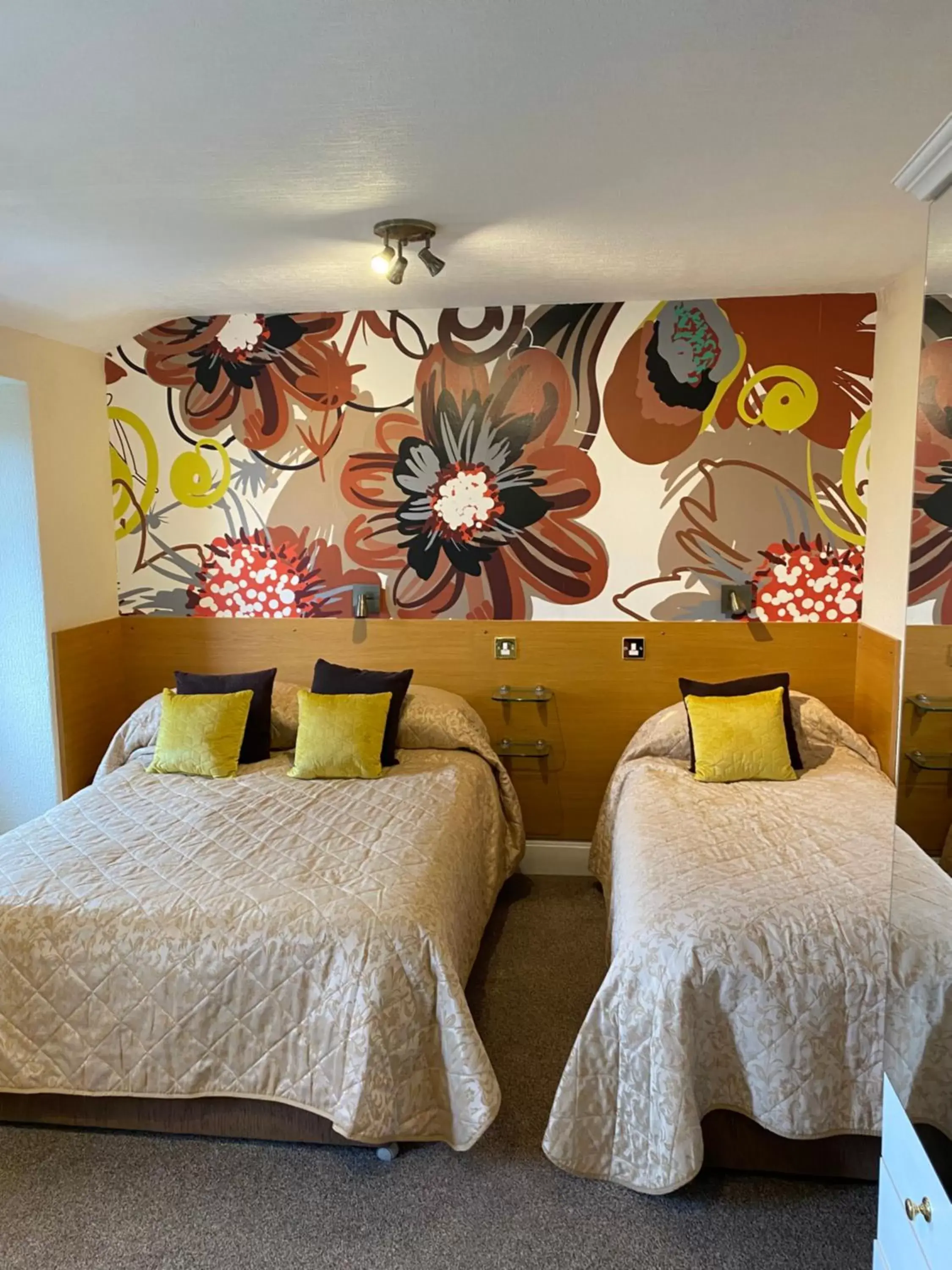 Bedroom, Bed in Park Manor Hotel