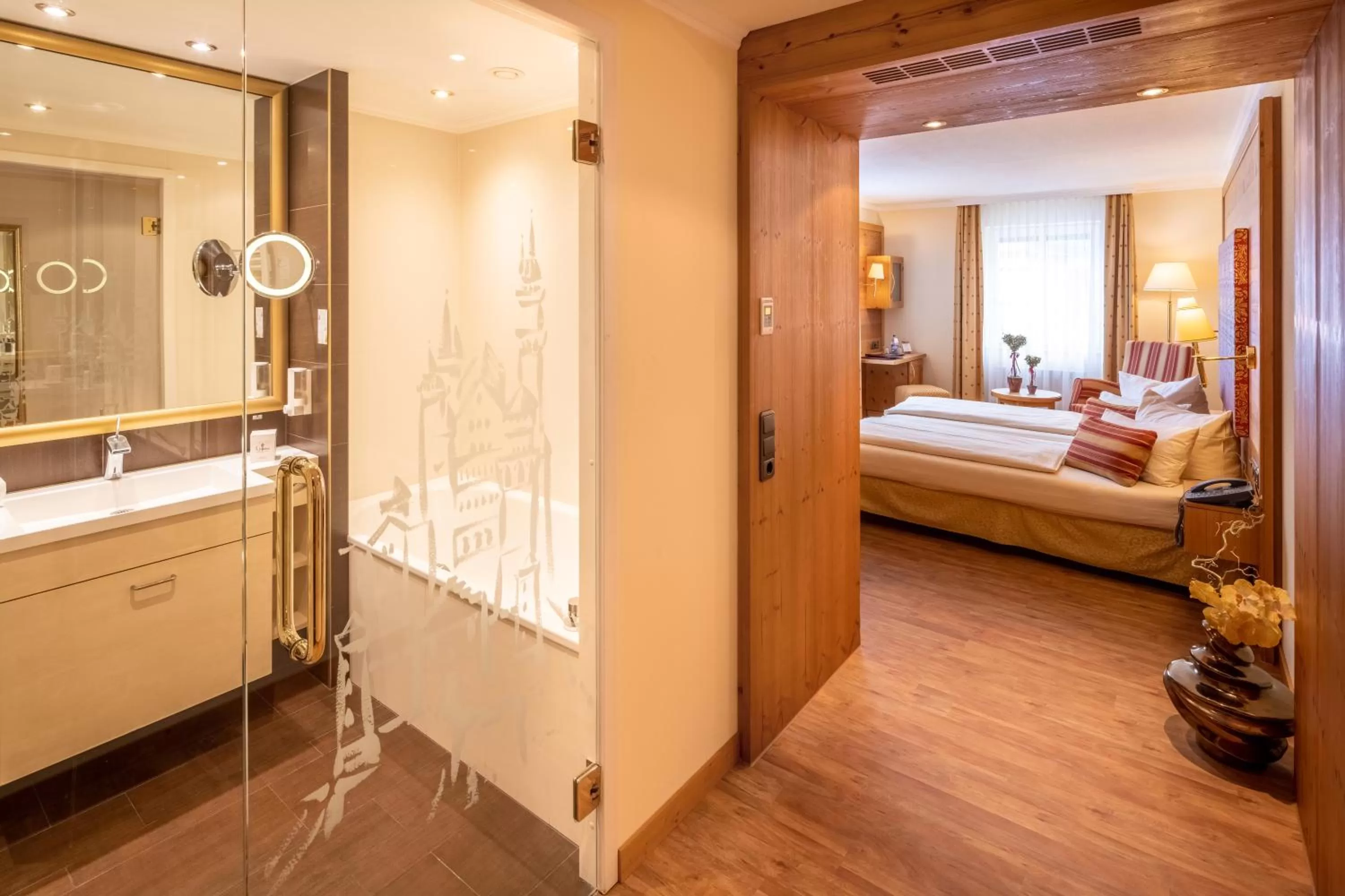 Bathroom, Bed in Hotel Schlosskrone