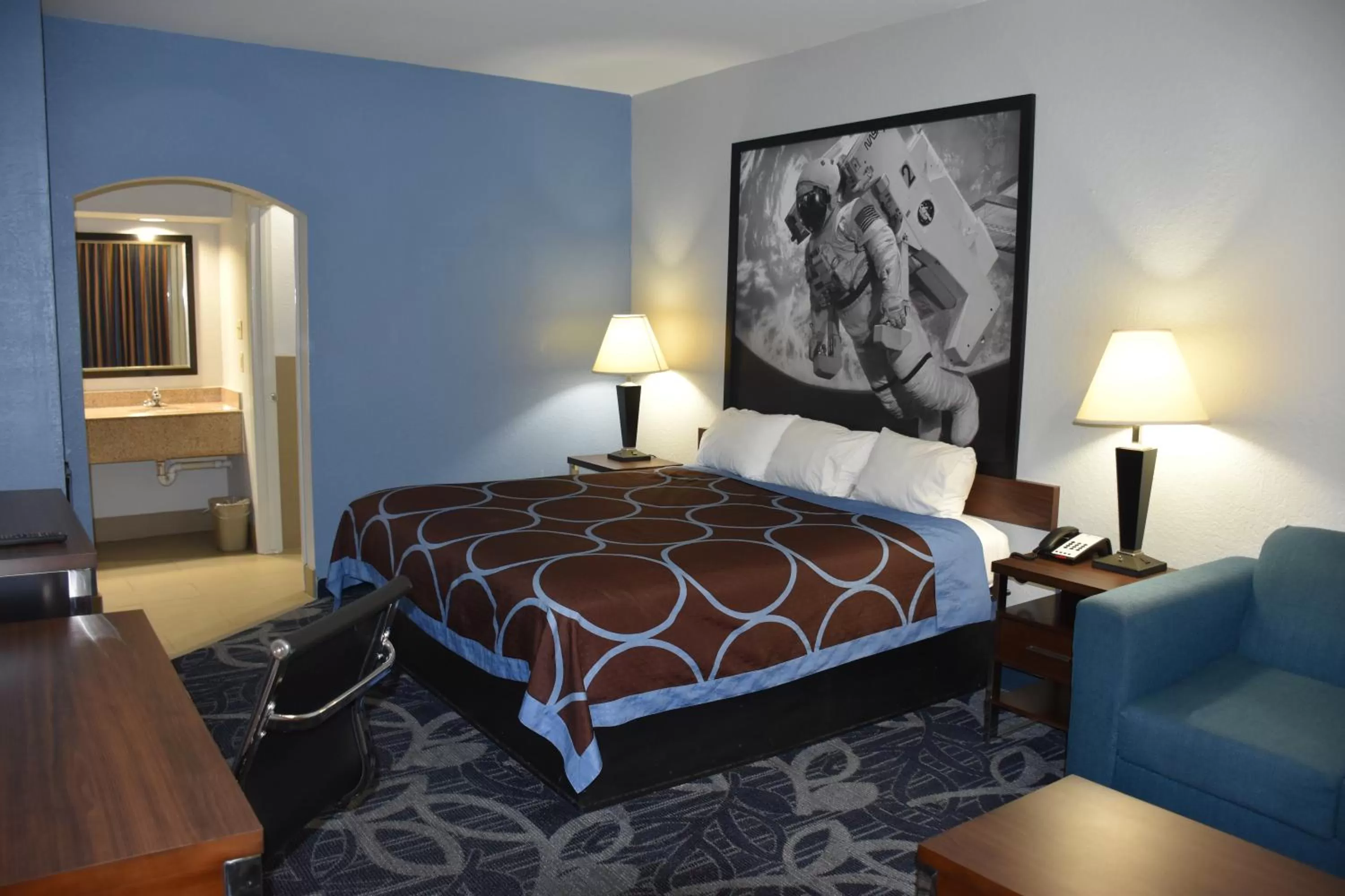 Photo of the whole room, Bed in Super 8 by Wyndham Houston Hobby Airport South