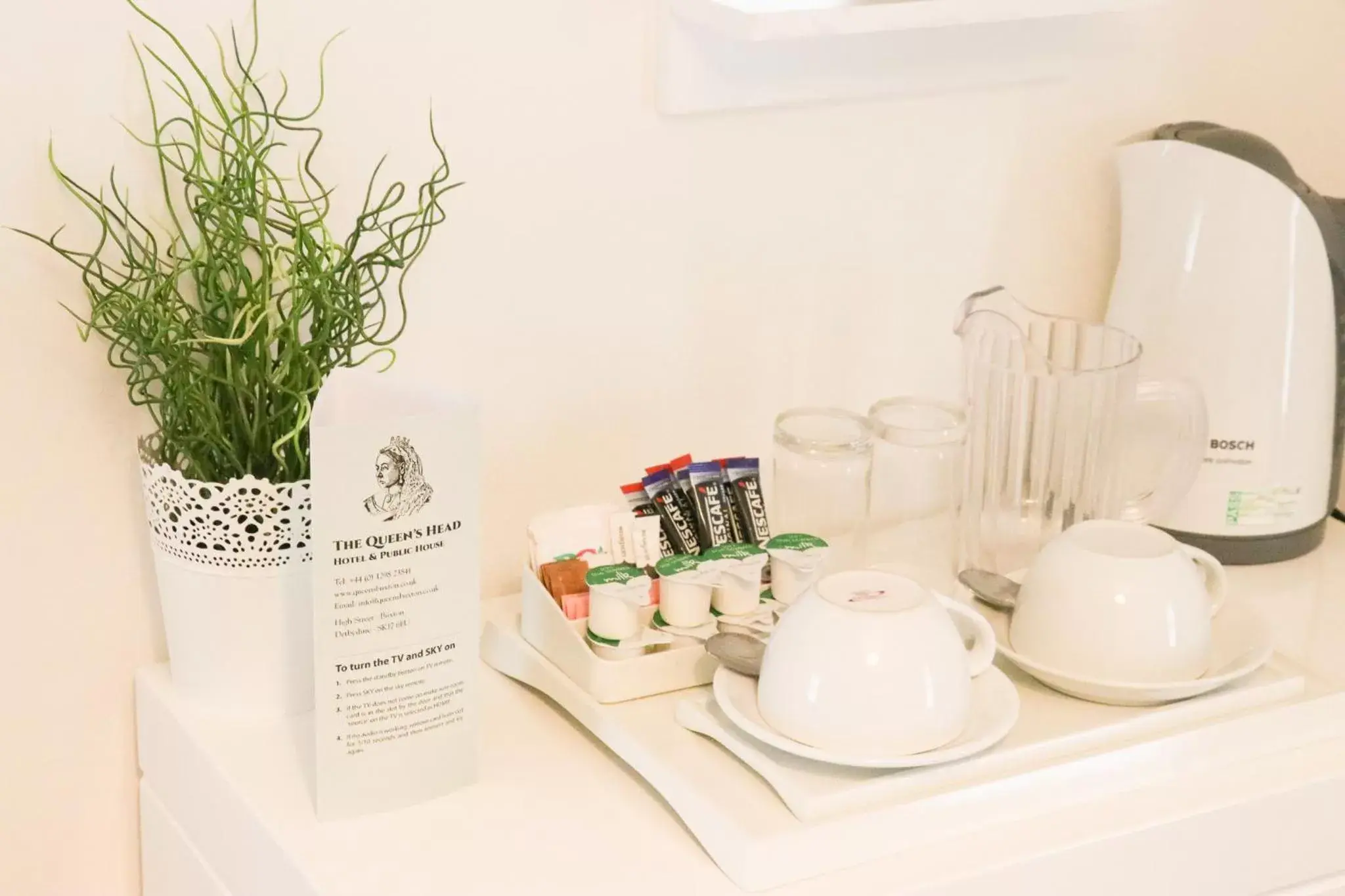 Coffee/tea facilities in The Queen's Head Hotel