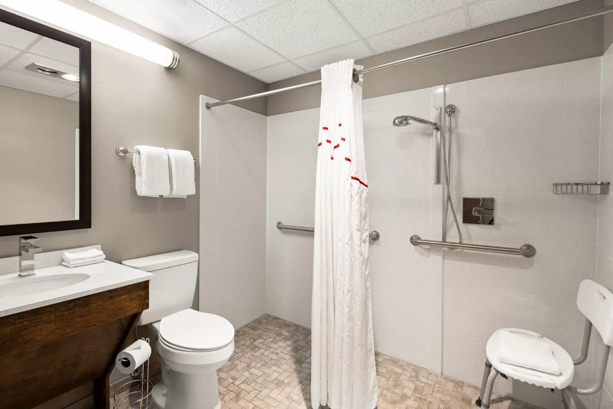 Bathroom in Red Roof Inn Norwich