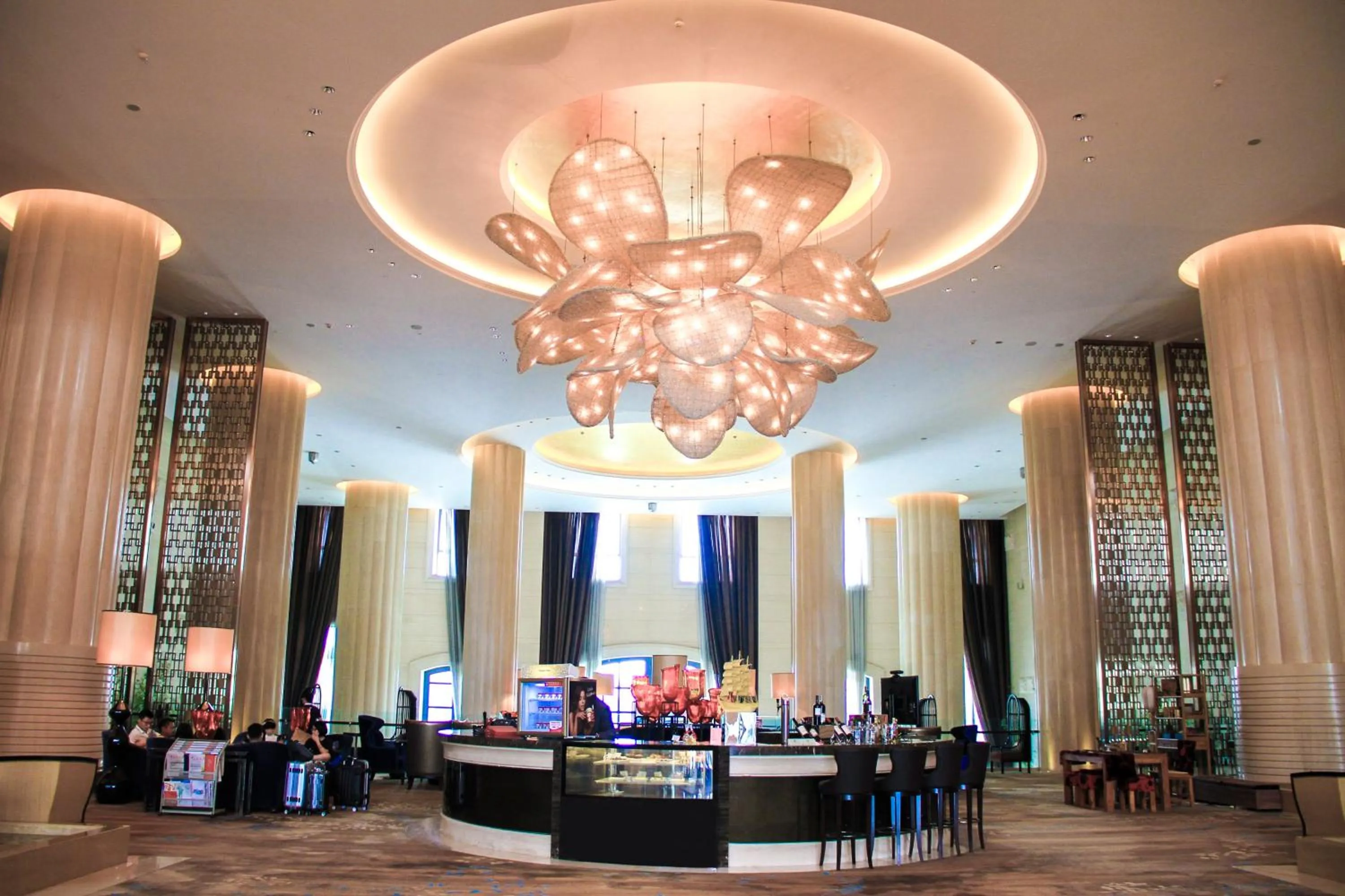Lounge or bar in Crowne Plaza Tianjin Jinnan by IHG