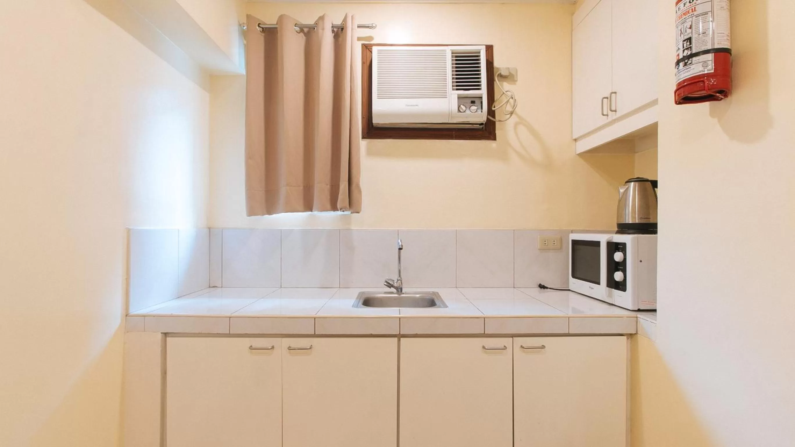 Kitchen or kitchenette, Kitchen/Kitchenette in RedDoorz Premium near Greenbelt Makati - Vaccinated Staff