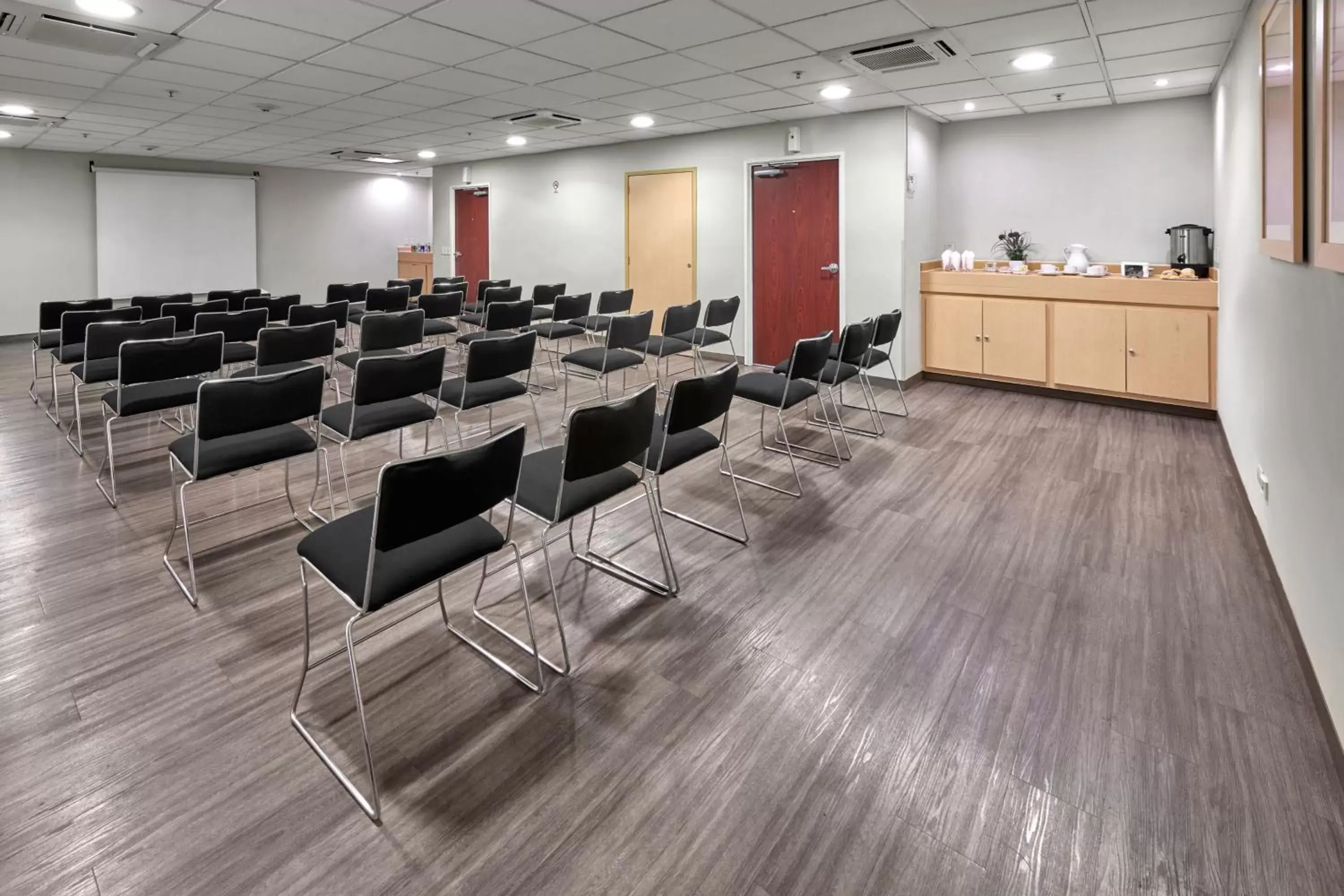 Meeting/conference room in City Express by Marriott Silao Aeropuerto