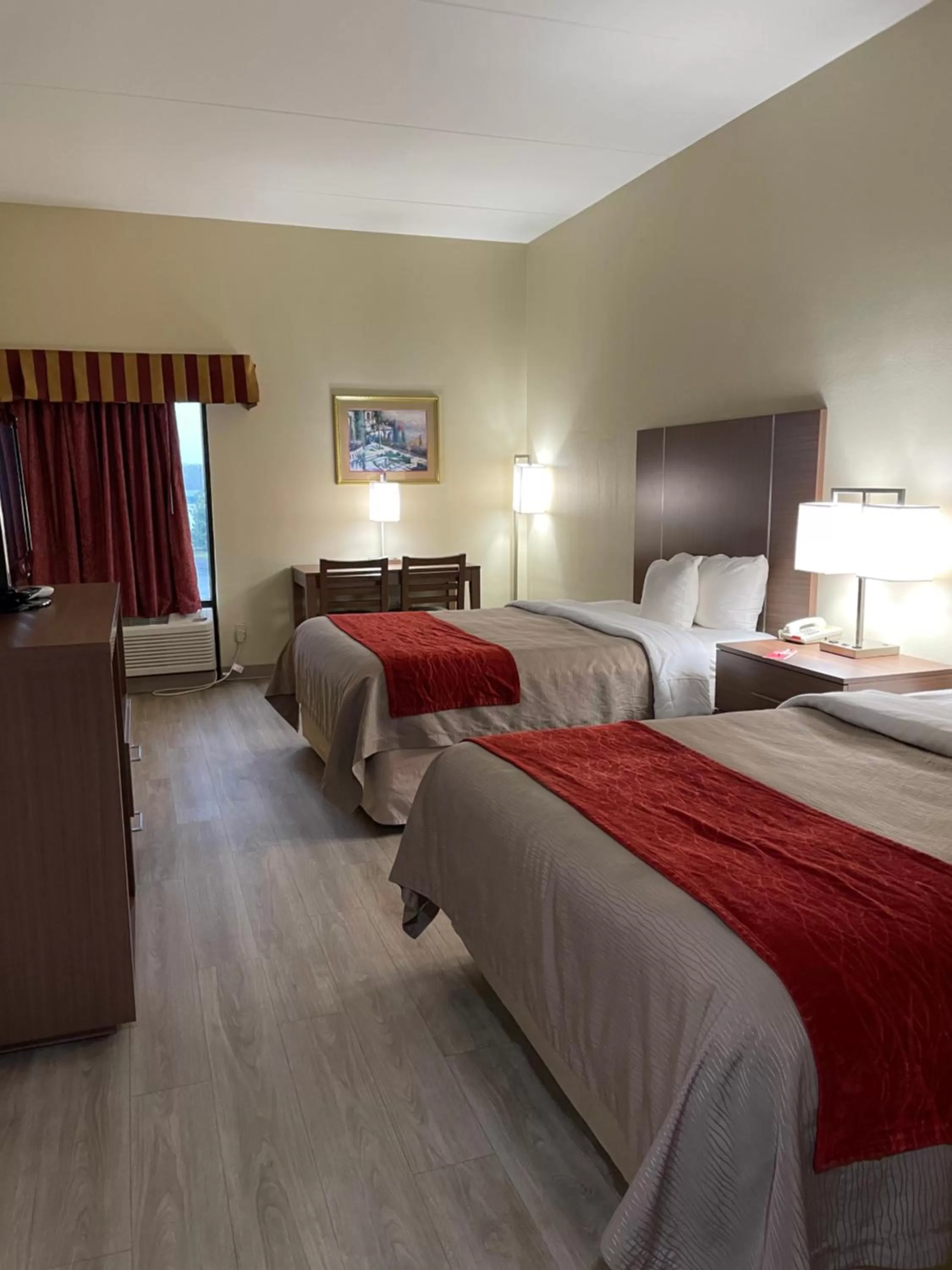 Bedroom, Bed in Econo Lodge Newport Smoky Mountains Gateway