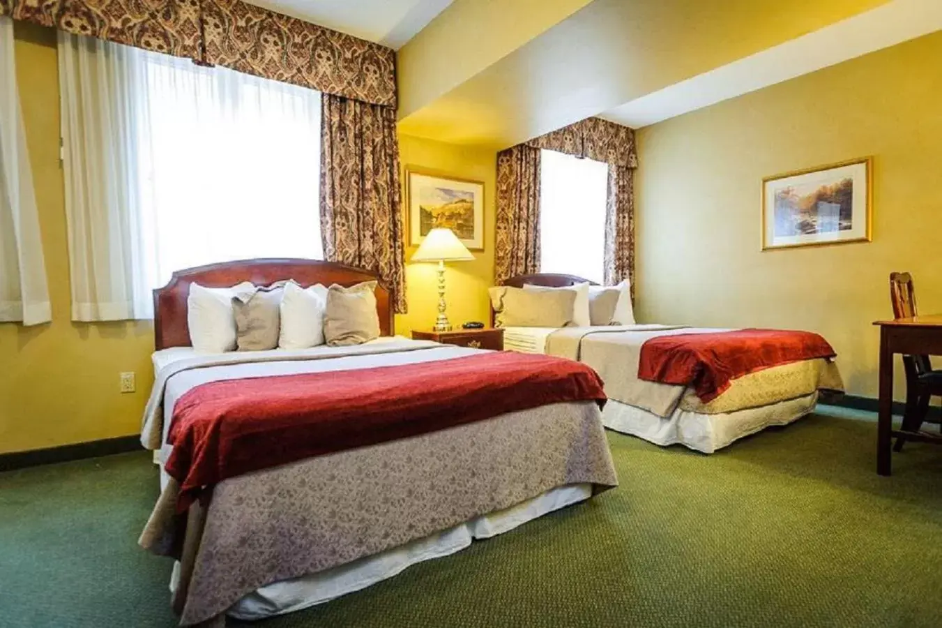 Bed in Peterborough Inn and Suites Hotel