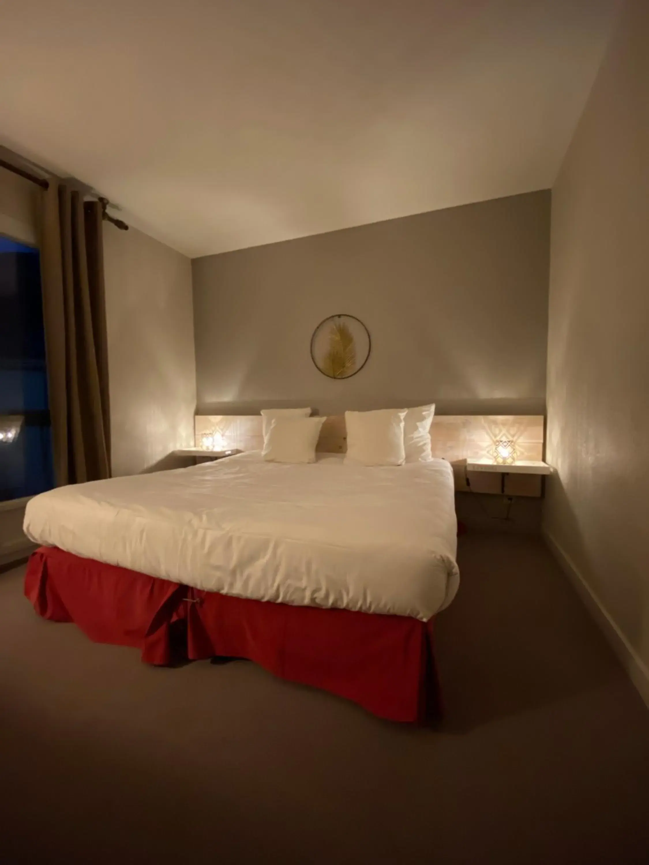 Bedroom, Bed in Logis Hotel Medieval, Montelimar Nord