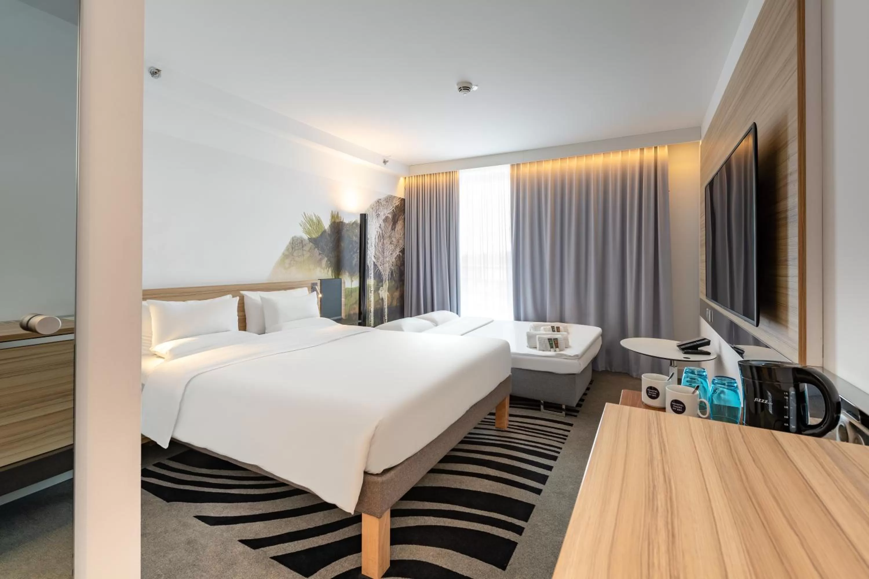 Photo of the whole room, Bed in Novotel Wien Hauptbahnhof