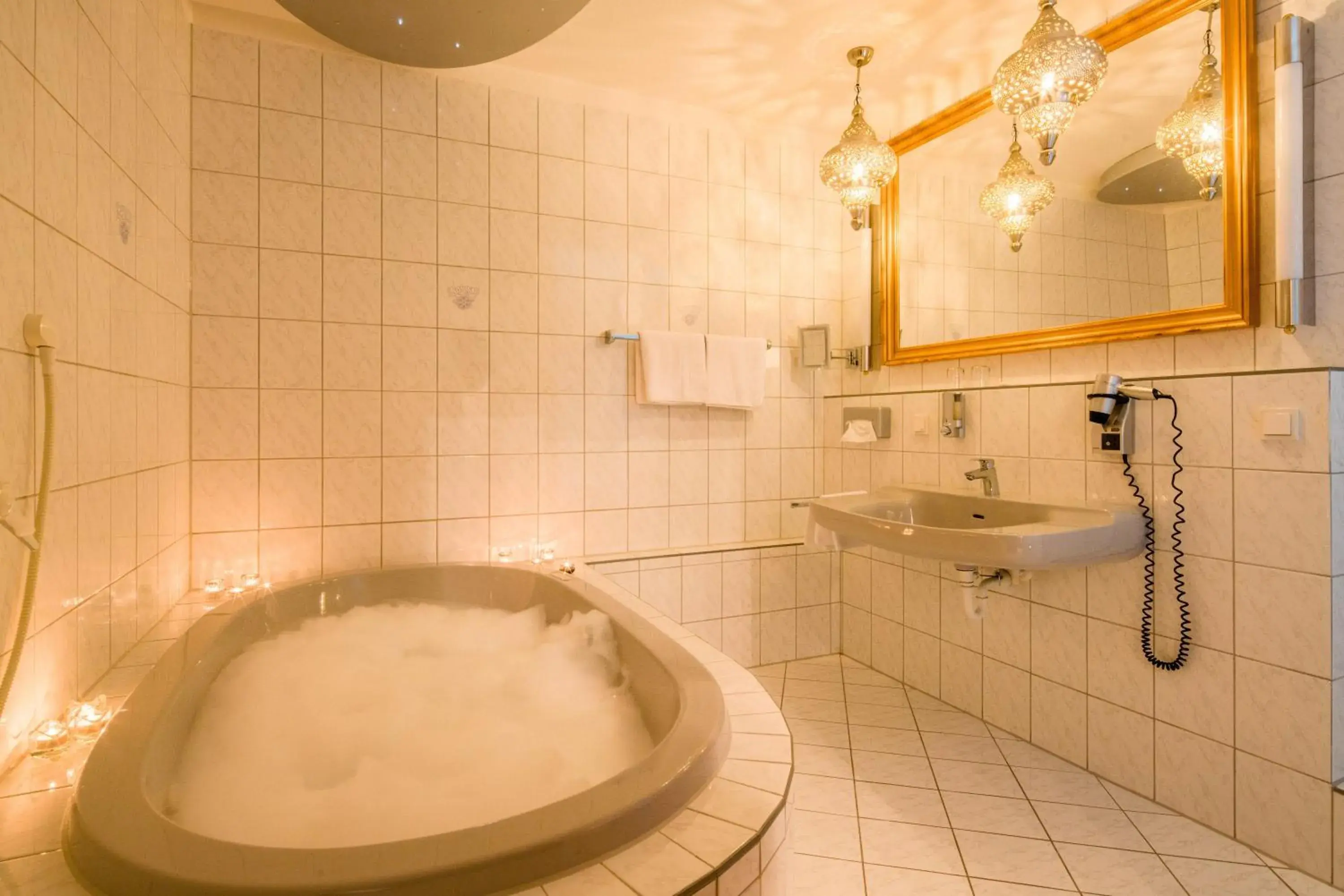 Hot Tub, Bathroom in Ringhotel Reubel