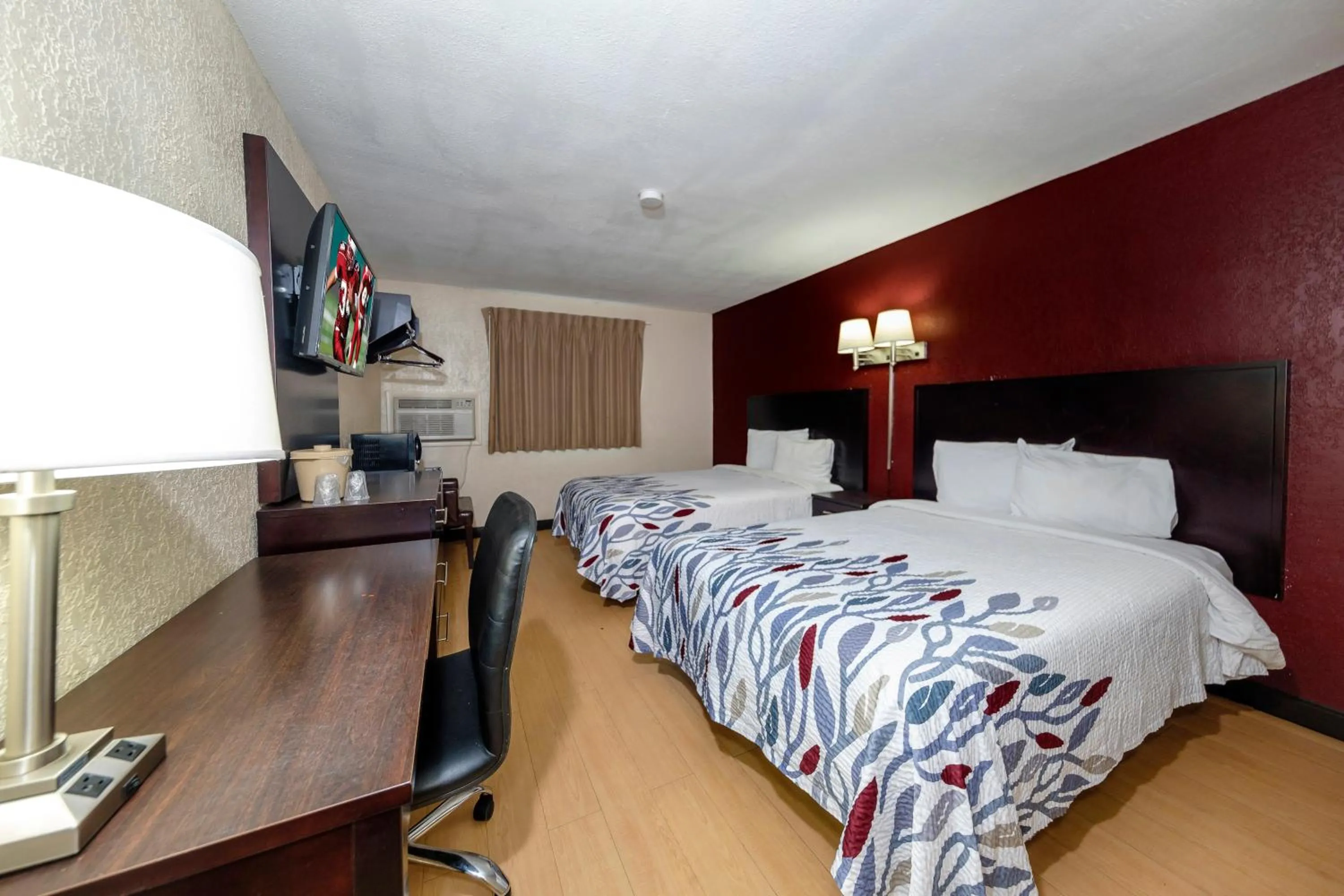 Photo of the whole room, Bed in Red Roof Inn Jacksonville - Cruise Port