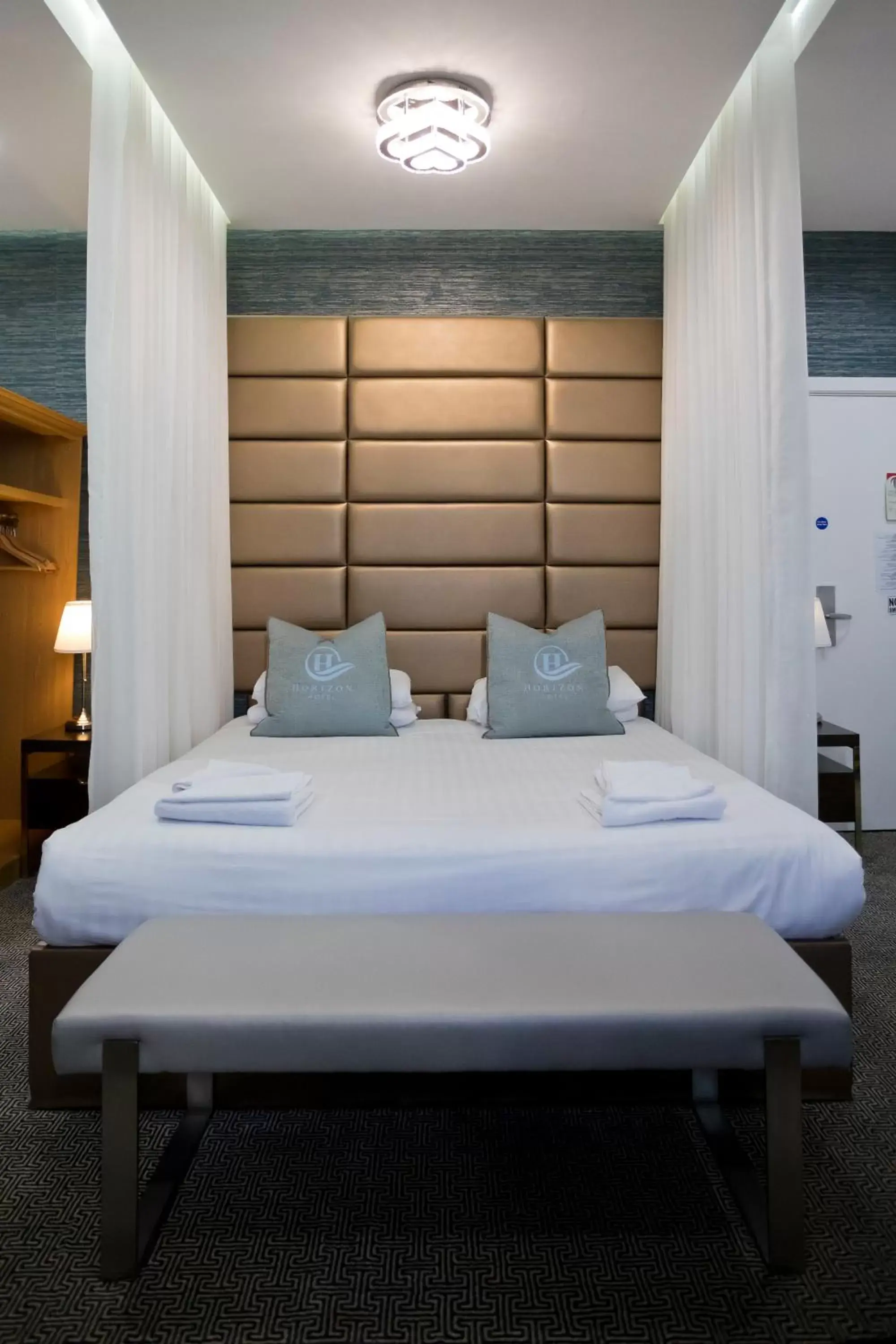 Bedroom, Bed in Horizon Hotel