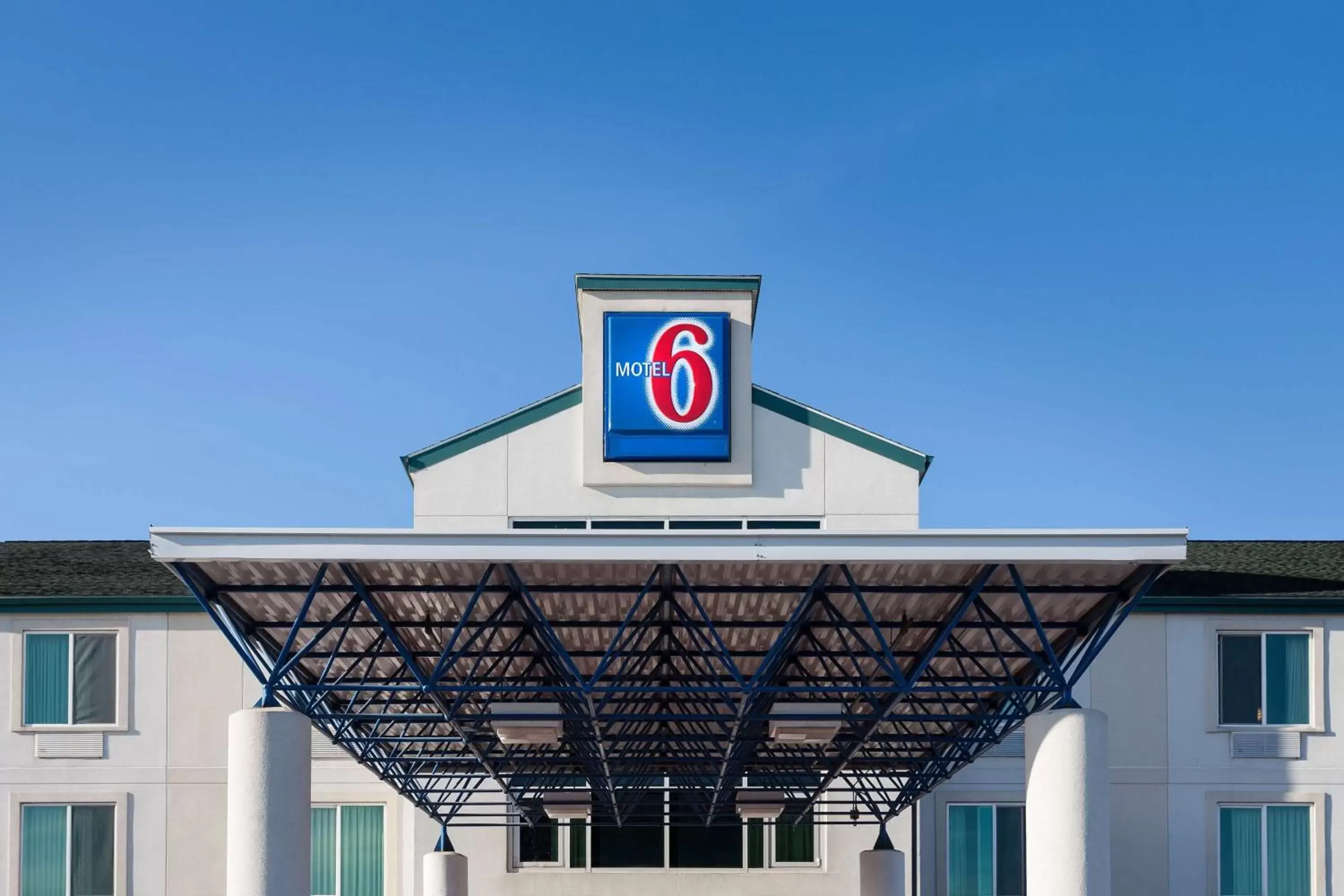 Property building, Property Logo/Sign in Motel 6-Anchorage, AK - Midtown