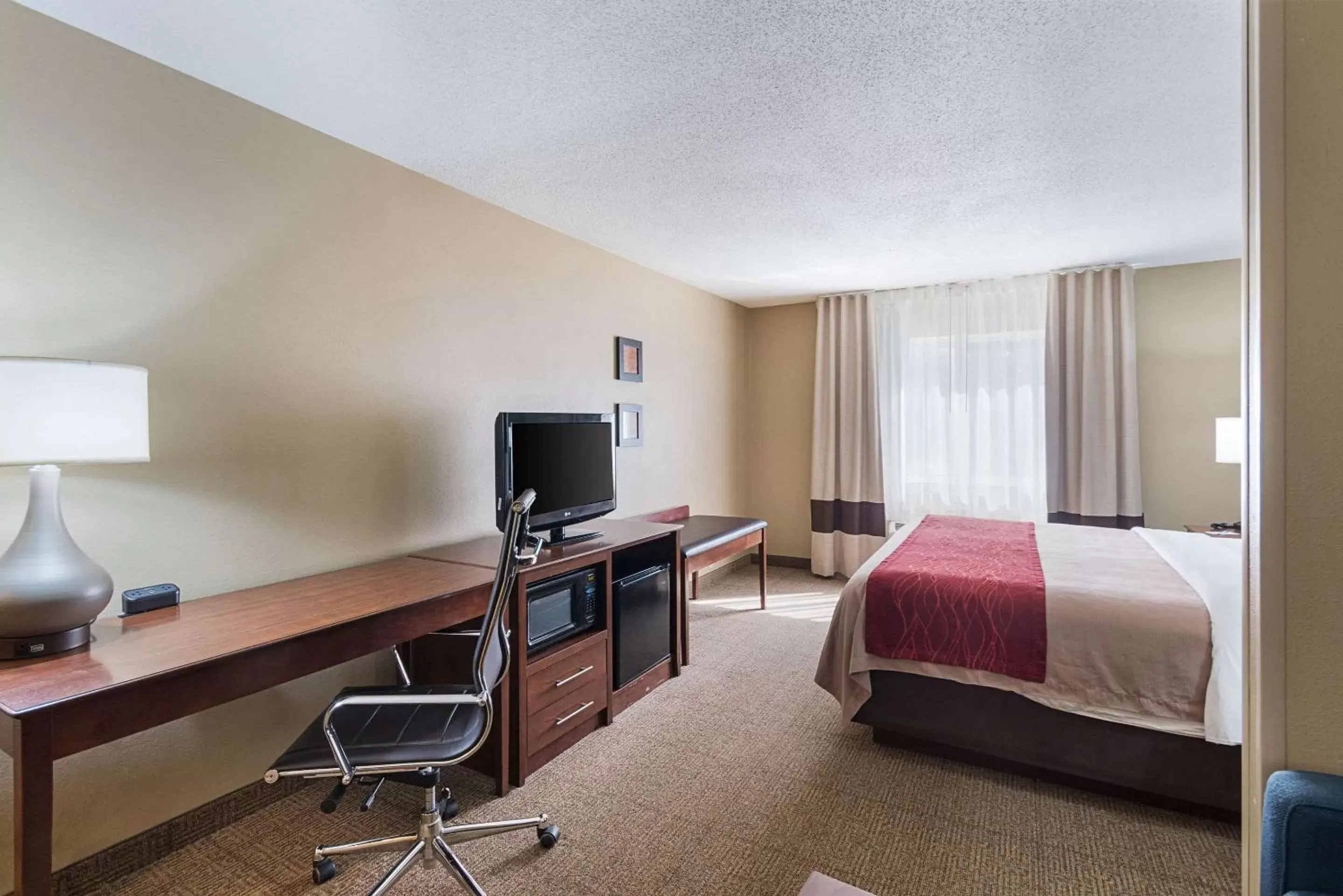 Photo of the whole room, TV/Entertainment Center in Comfort Inn Barboursville near Huntington Mall area