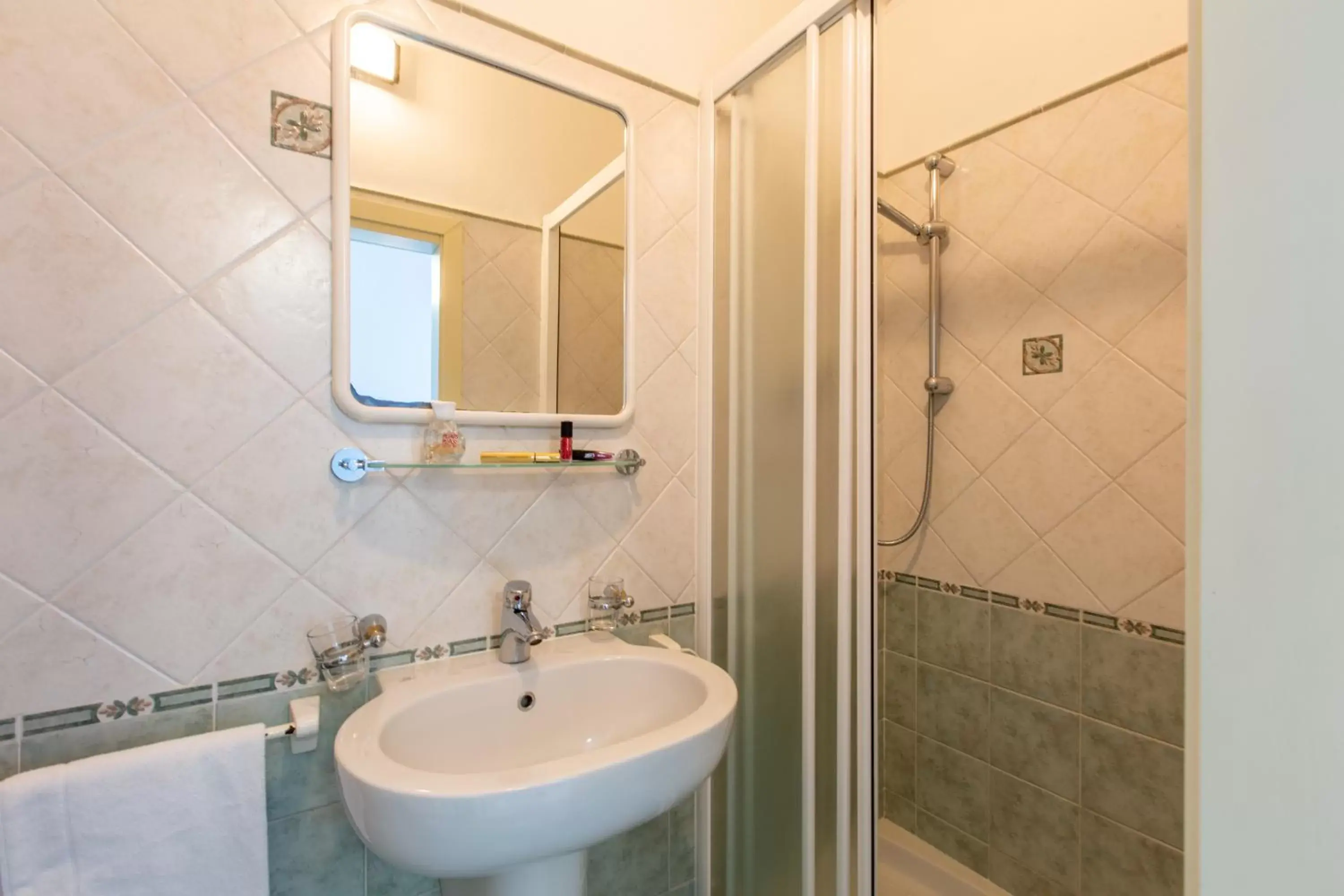 Shower, Bathroom in Hotel Sant'Angelo