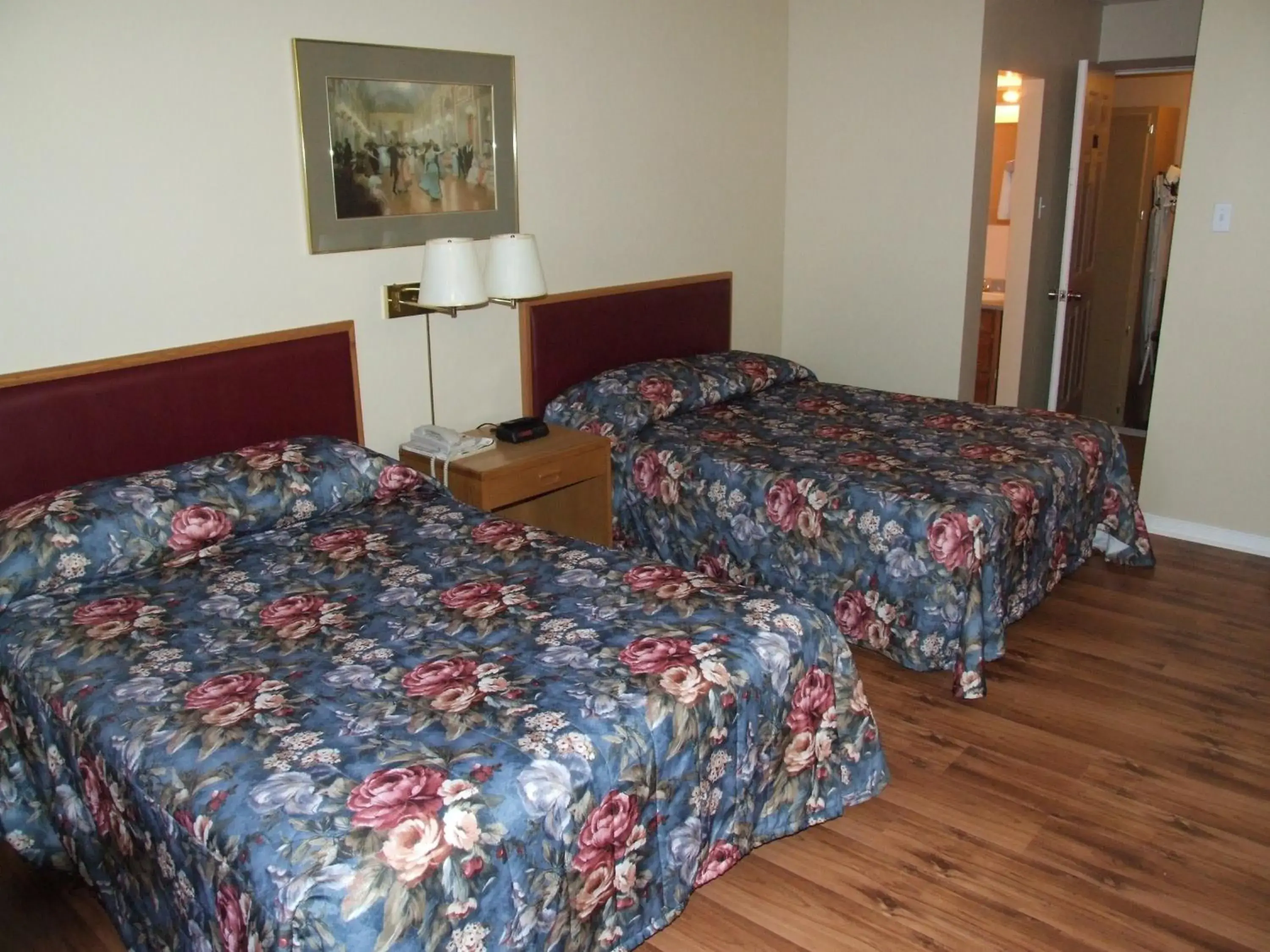 Photo of the whole room, Bed in Haven Inn