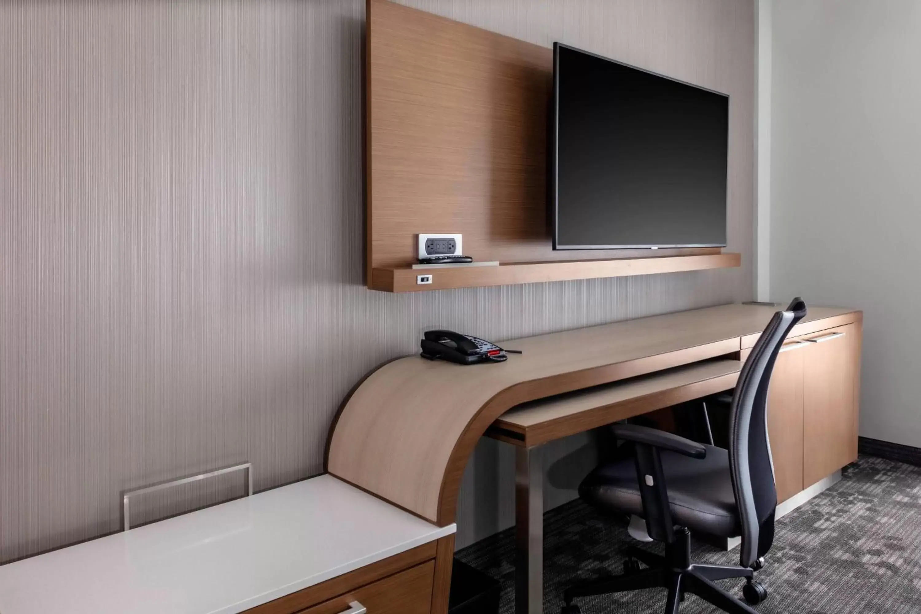 Photo of the whole room, TV/Entertainment Center in Courtyard by Marriott East Lansing Okemos