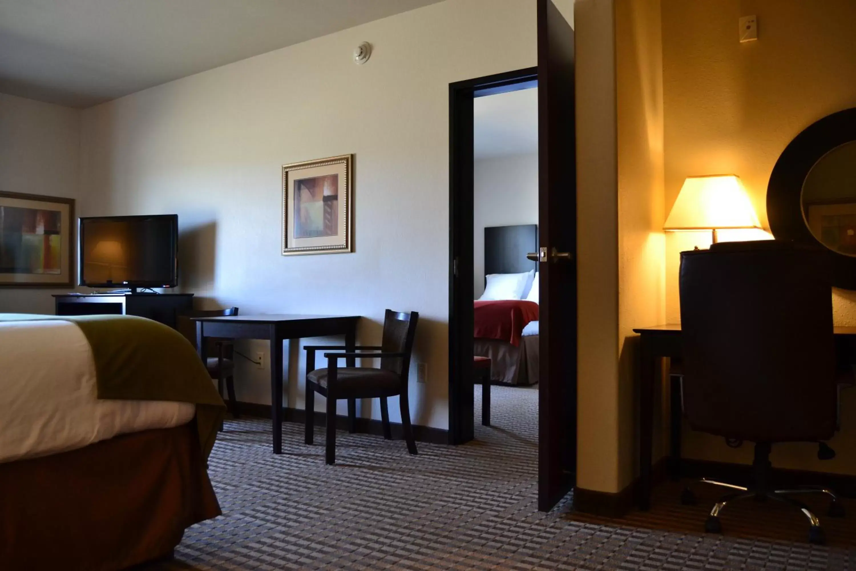 Photo of the whole room, TV/Entertainment Center in Holiday Inn Express and Suites Heber Springs, an IHG Hotel