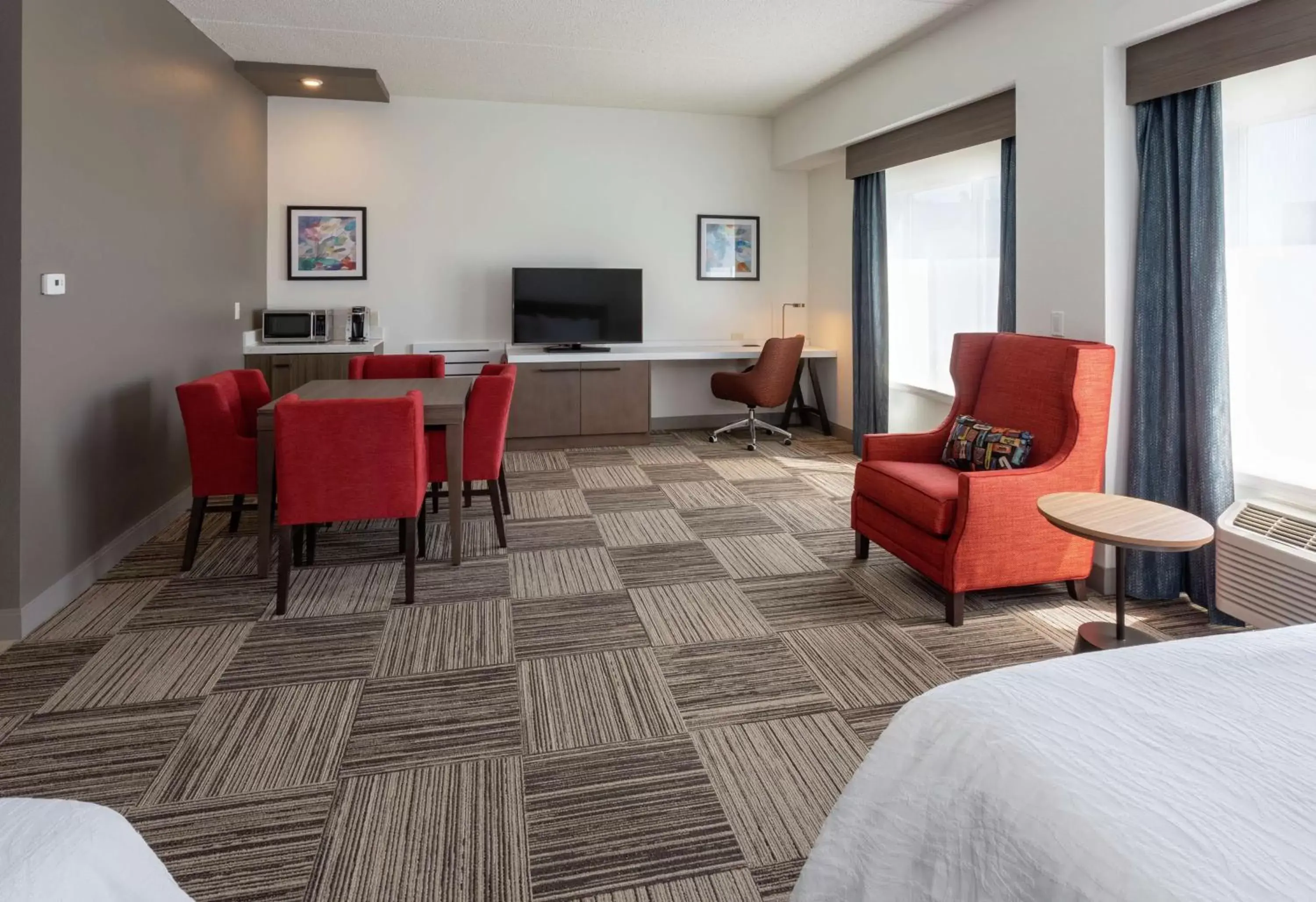 Bedroom, Seating Area in Hilton Garden Inn Minneapolis/Bloomington