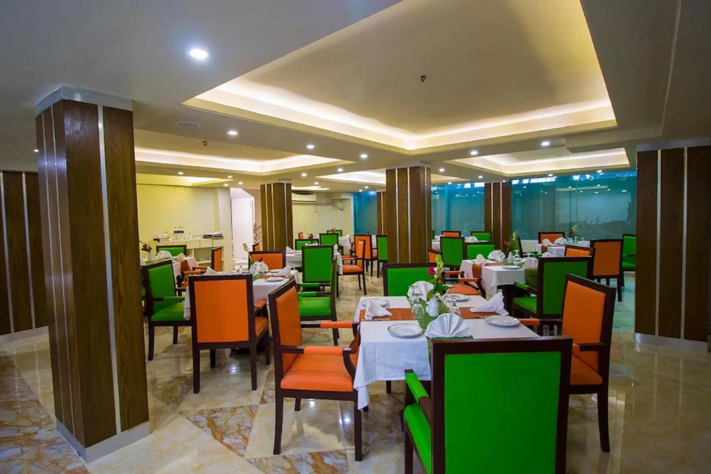 Restaurant/places to eat in Hotel Gulshan Lake View