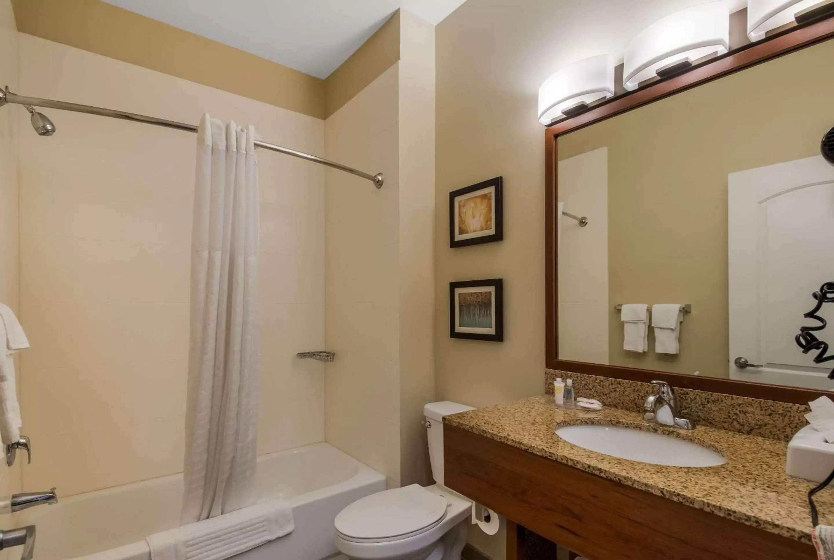 Bedroom, Bathroom in Comfort Inn & Suites Barnesville - Frackville