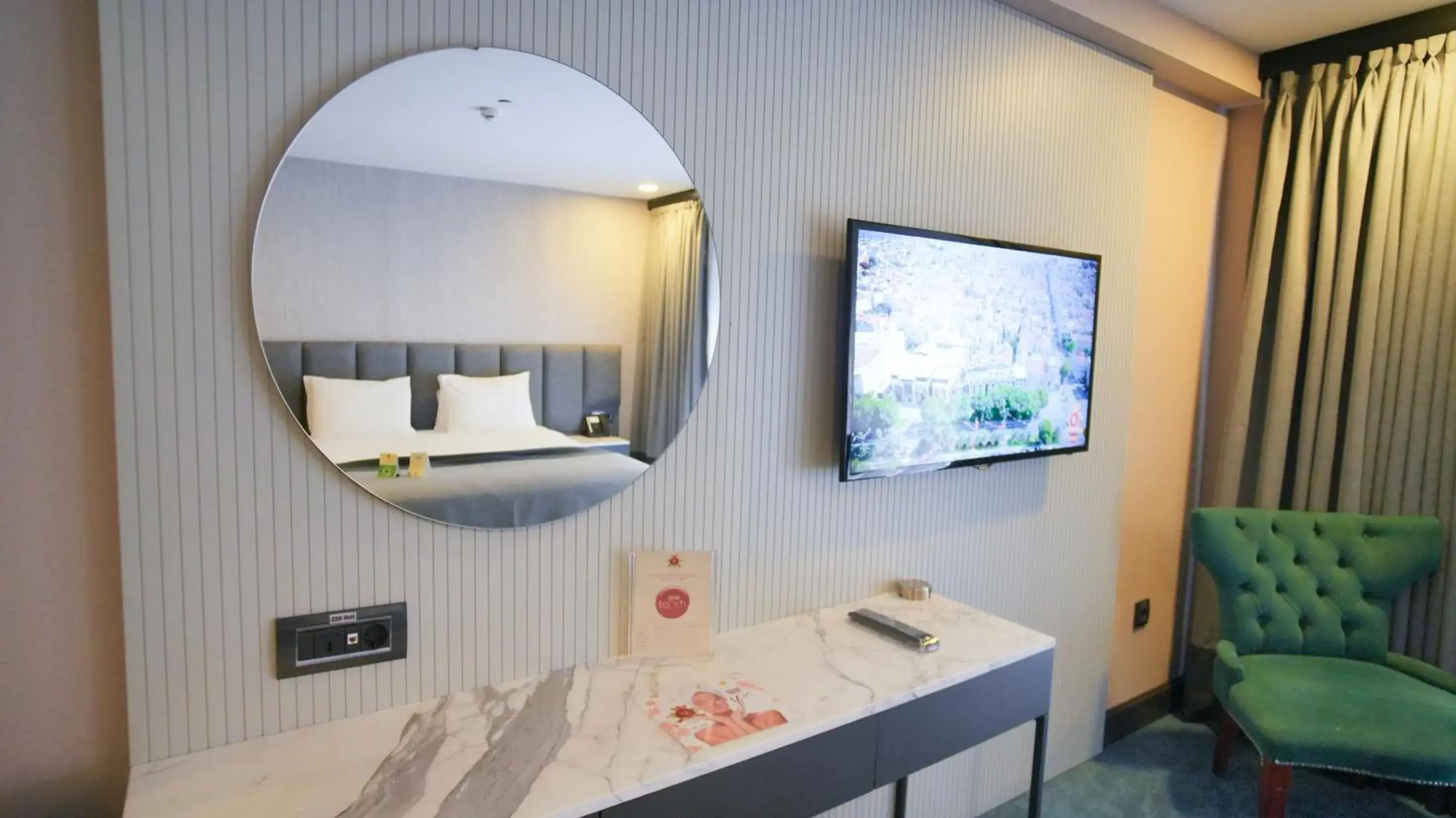 TV and multimedia, Bathroom in Dosso Dossi Hotels Old City