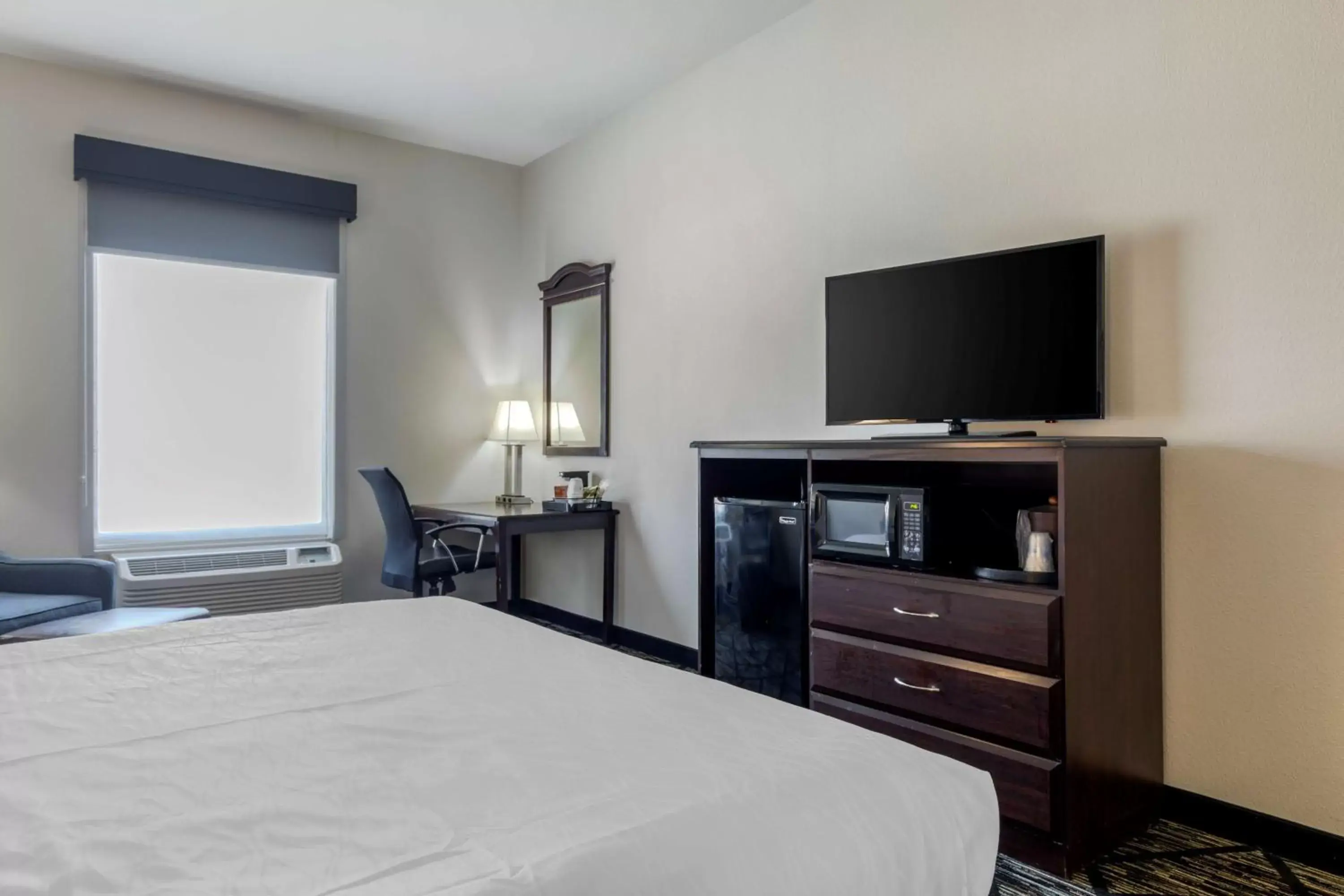 Bedroom, TV/Entertainment Center in Best Western Plus McKinney Inn and Suites