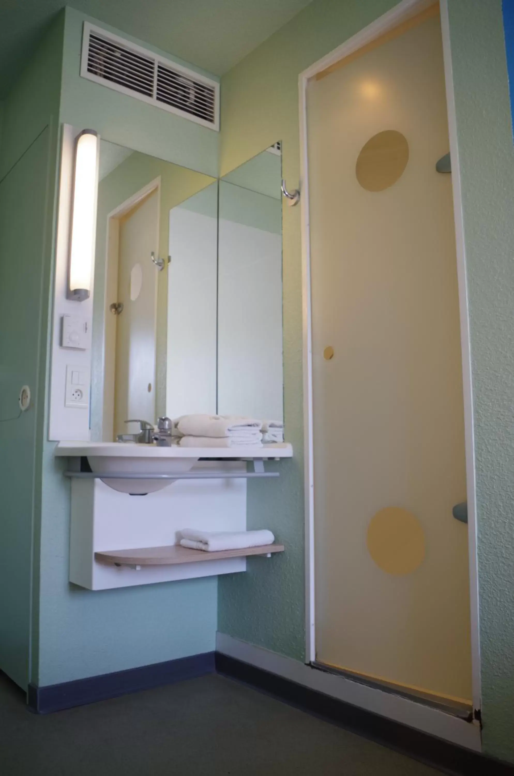 Shower, Bathroom in ibis budget Narbonne Est