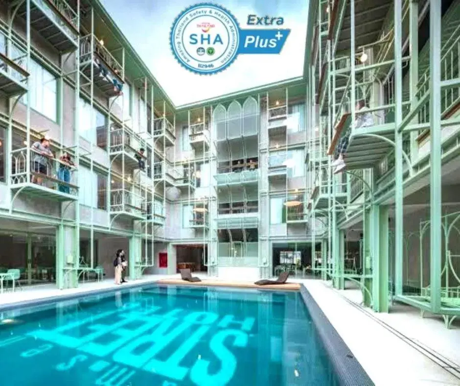 Swimming Pool in Samsen Street Hotel - SHA Extra Plus