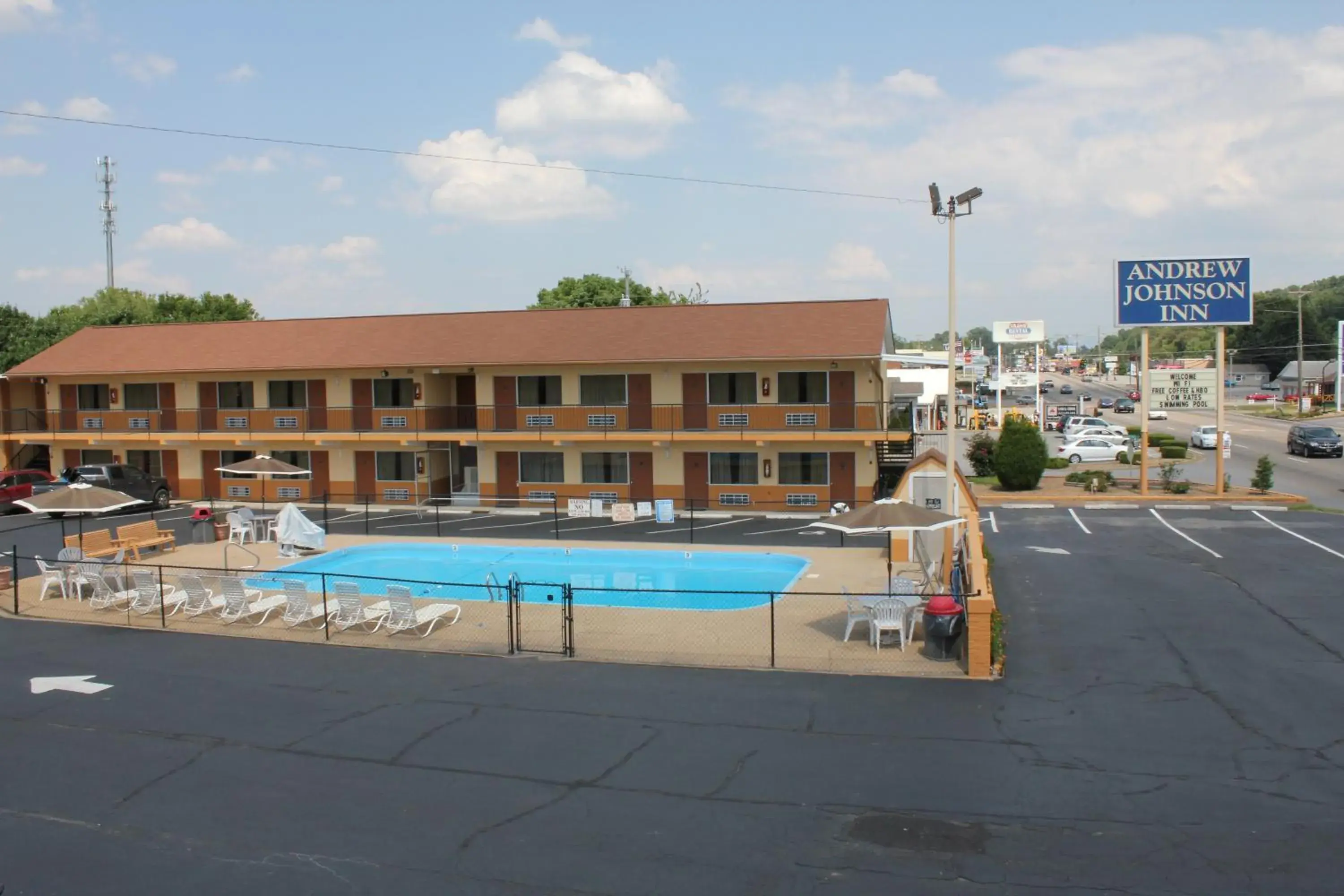 Facade/entrance, Swimming Pool in Andrew Johnson Inn