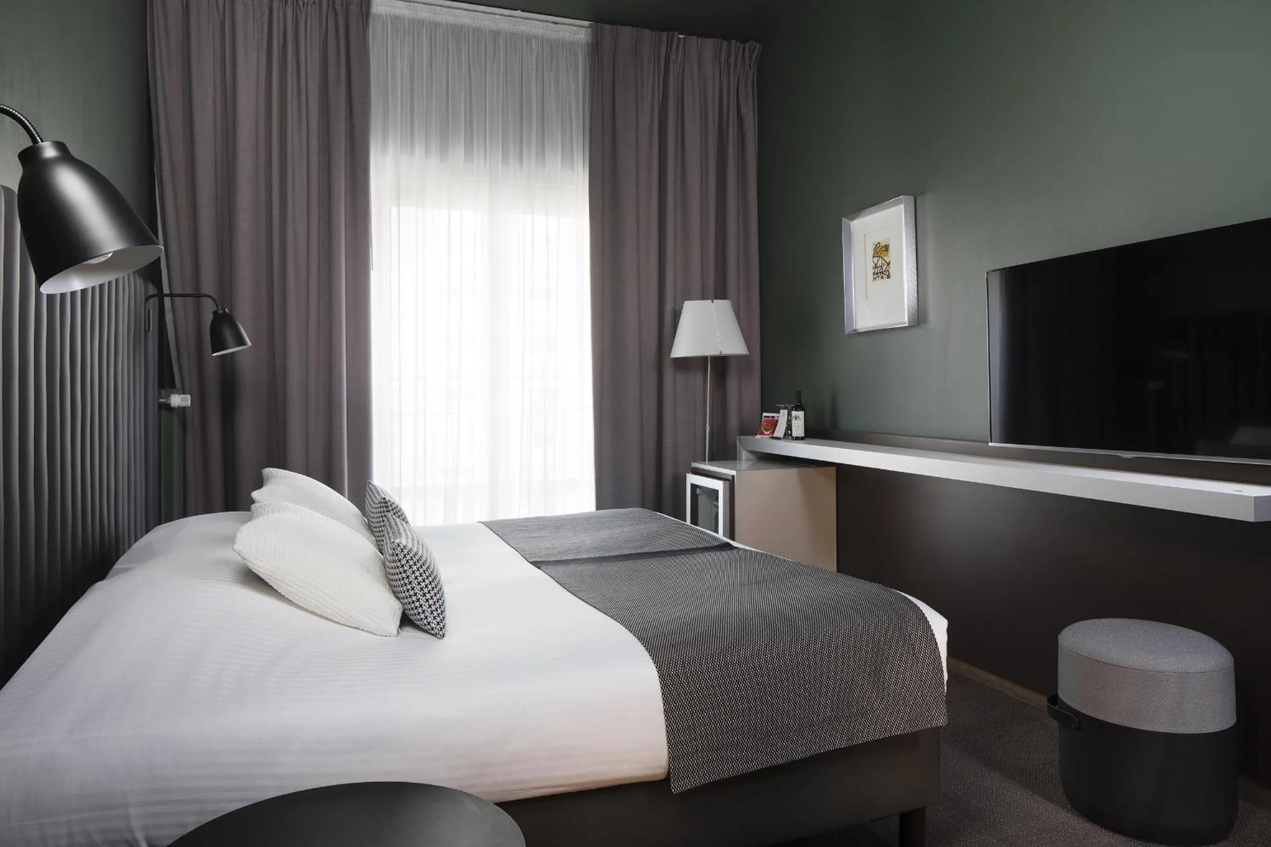 Bedroom, Bed in Hôtel Diana Dauphine