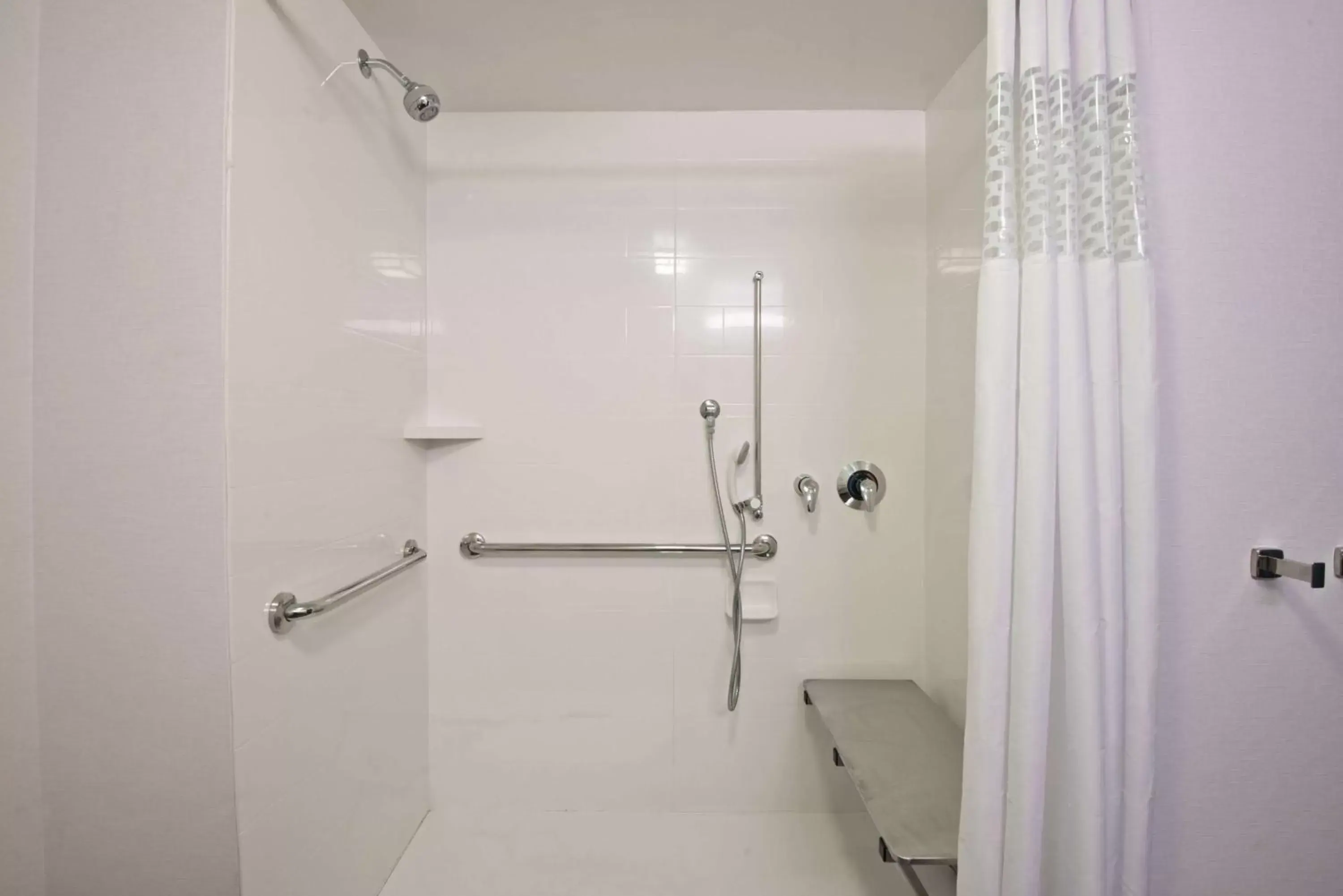 Bathroom in Hampton Inn & Suites North Huntingdon-Irwin, PA