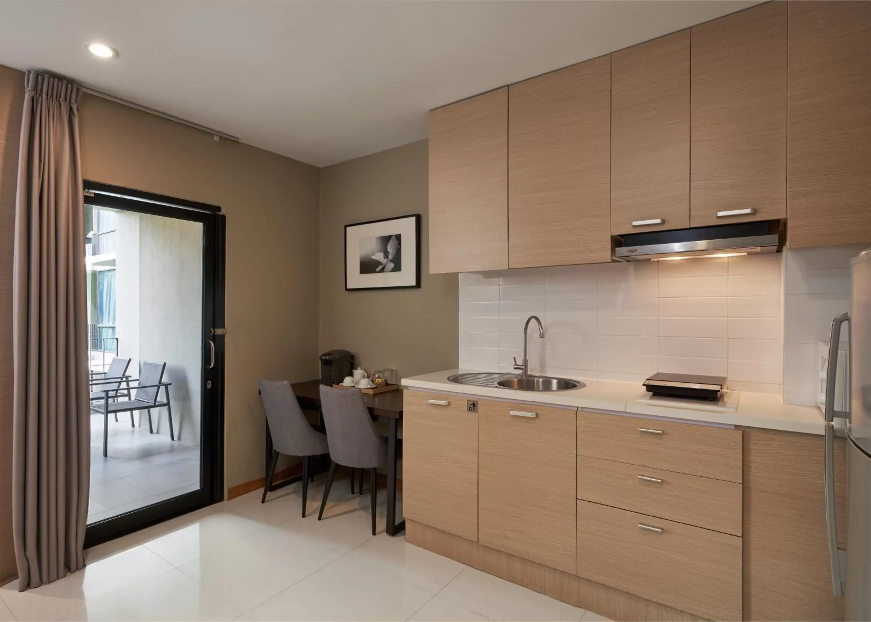 Kitchen/Kitchenette in Altera Hotel and Residence by At Mind