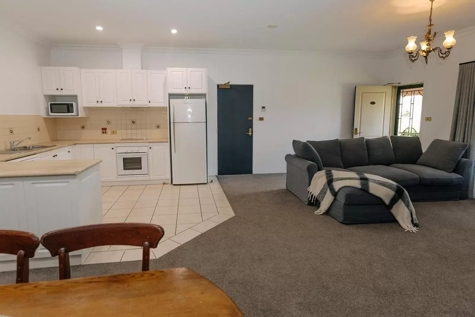 Kitchen or kitchenette, Seating Area in The Lawson Riverside Suites